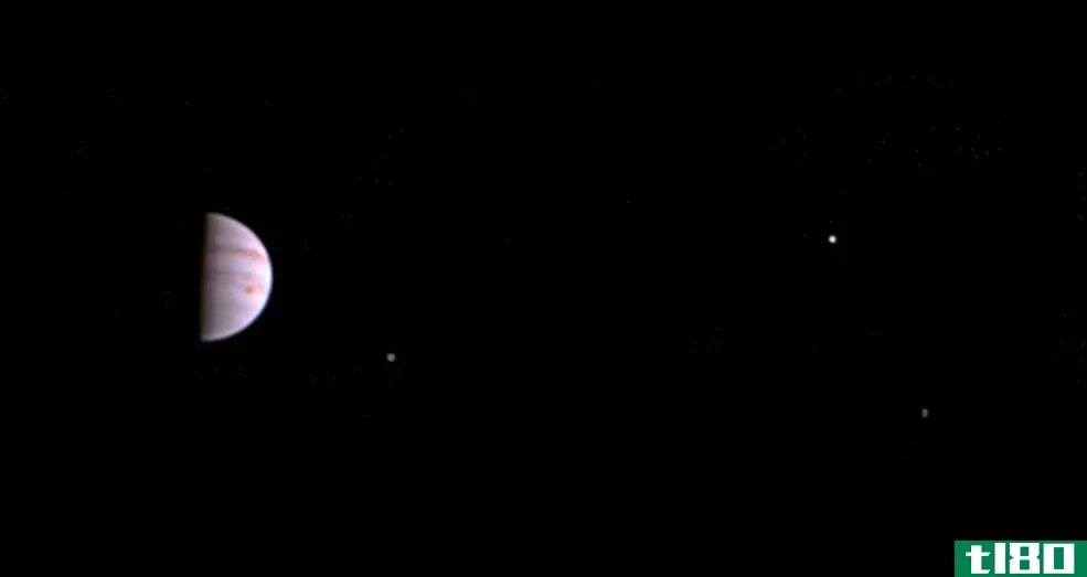 这是朱诺在轨道上拍摄的第一张木星图像