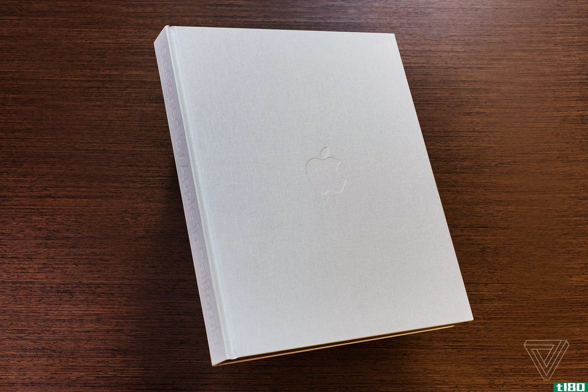 苹果售价299美元的咖啡桌书对怀旧的粉丝来说是一本神圣的书