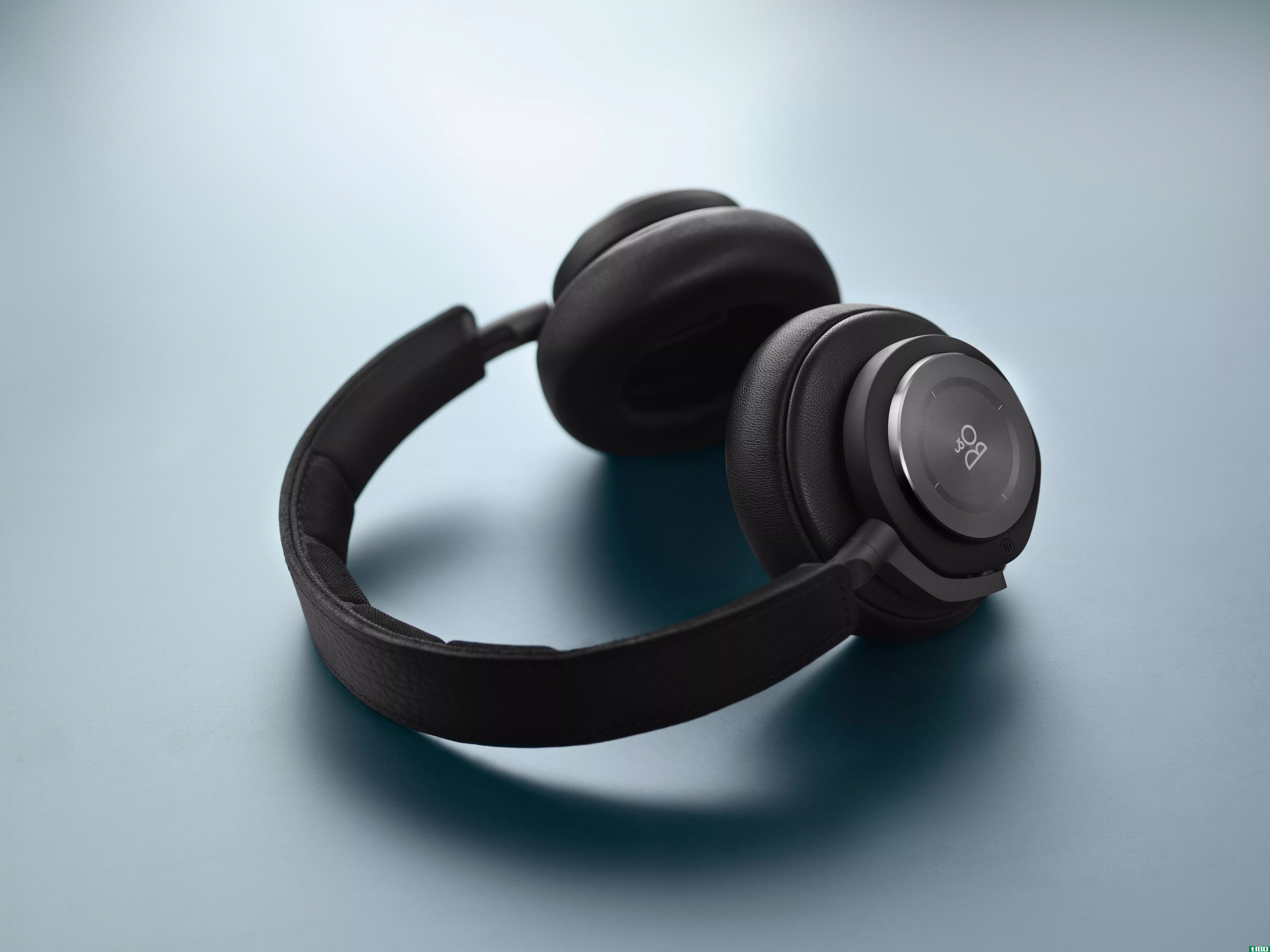 b&o play的无线h9头戴式耳机采用耳上安装的降噪功能