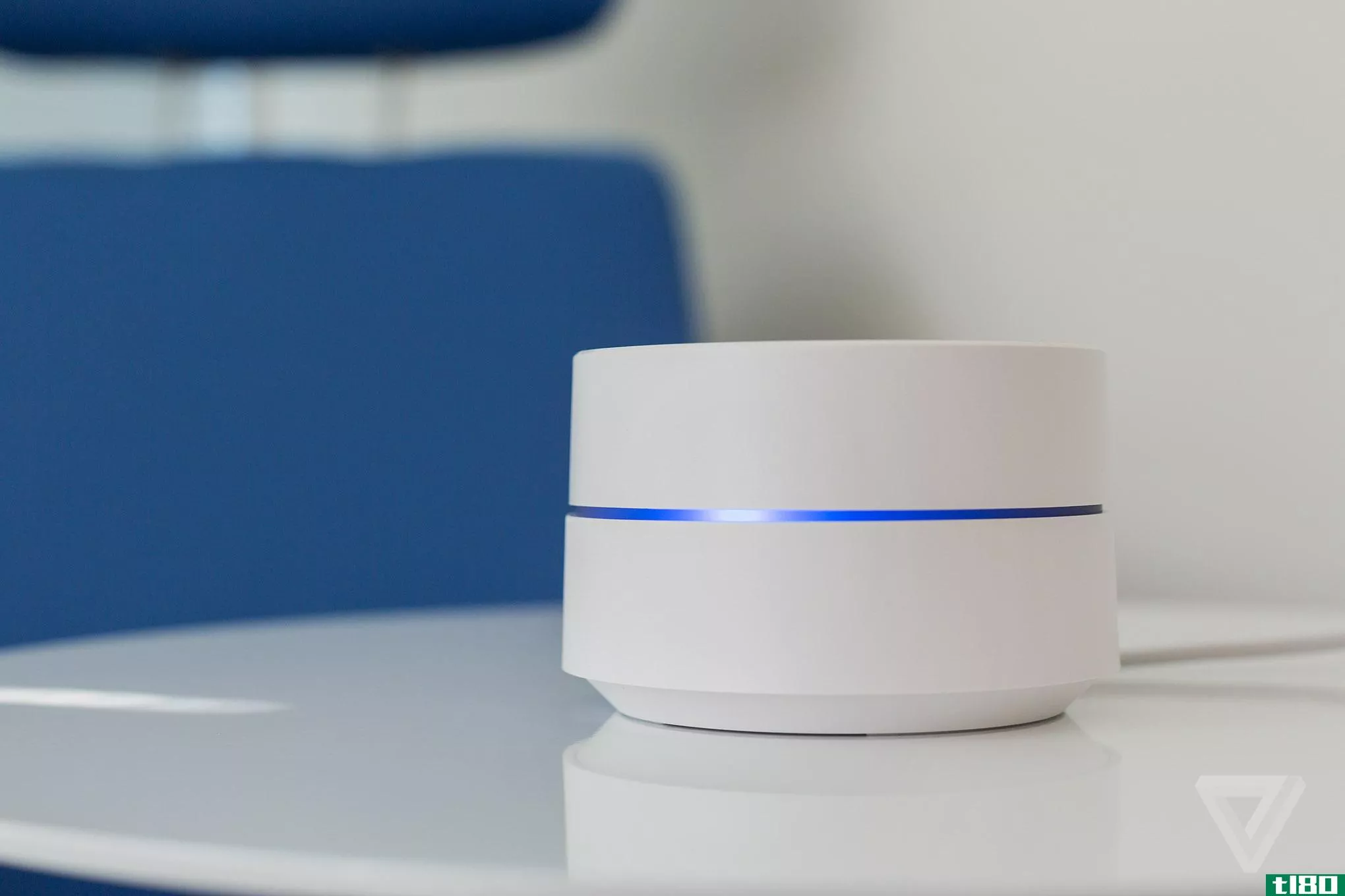 googlewifi路由器是一个白色的小圆盘，你可以把它散布在你的房子里