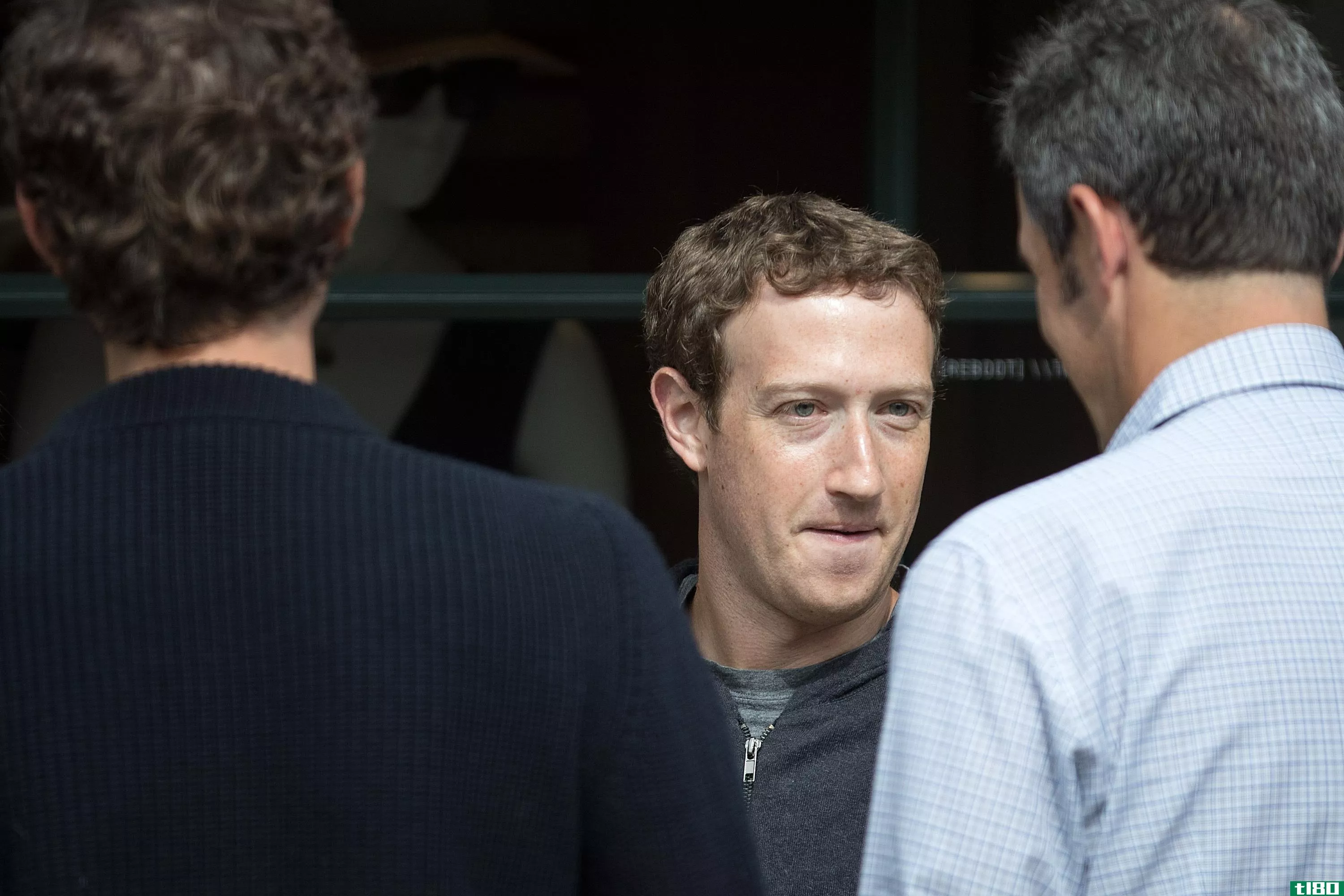 据报道，facebook员工组成秘密“特别工作组”处理假新闻