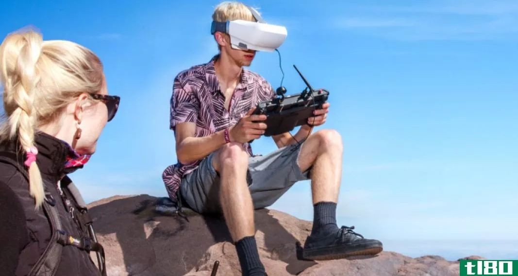 不要在悬崖边戴着虚拟现实耳机驾驶无人机