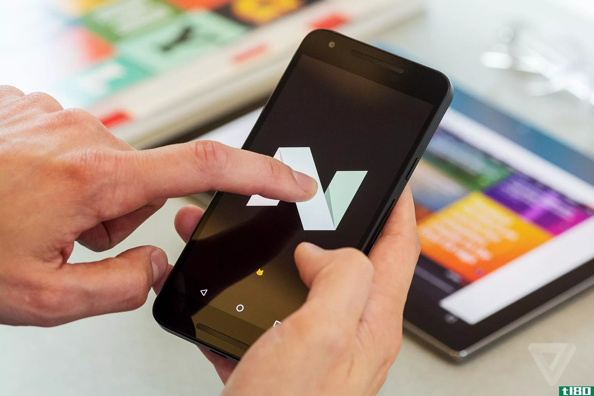 谷歌新推出的像素手机配有安卓7.1牛轧糖