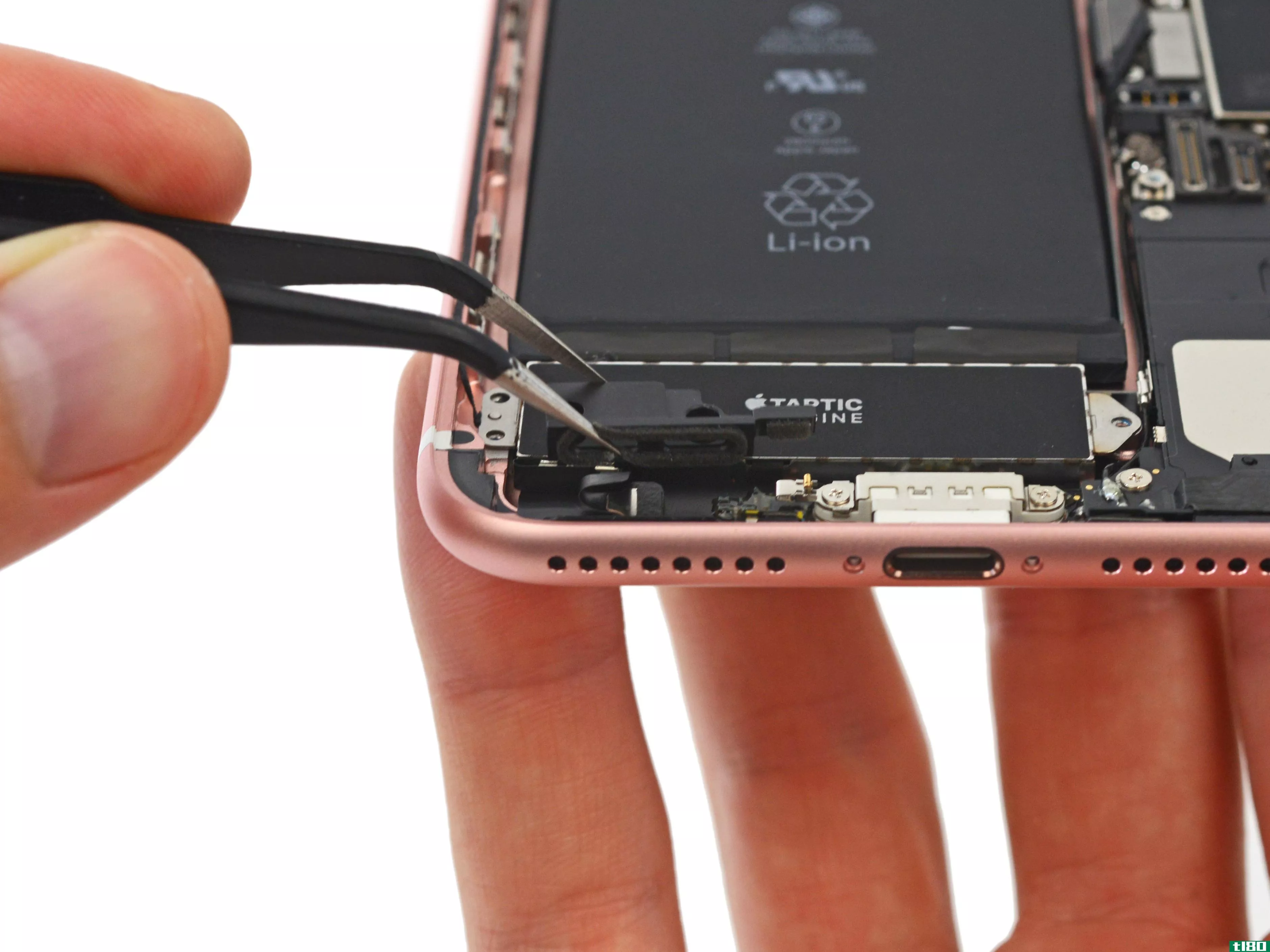 苹果在iphone7耳机插孔所在的空间放置了一个气压通风口