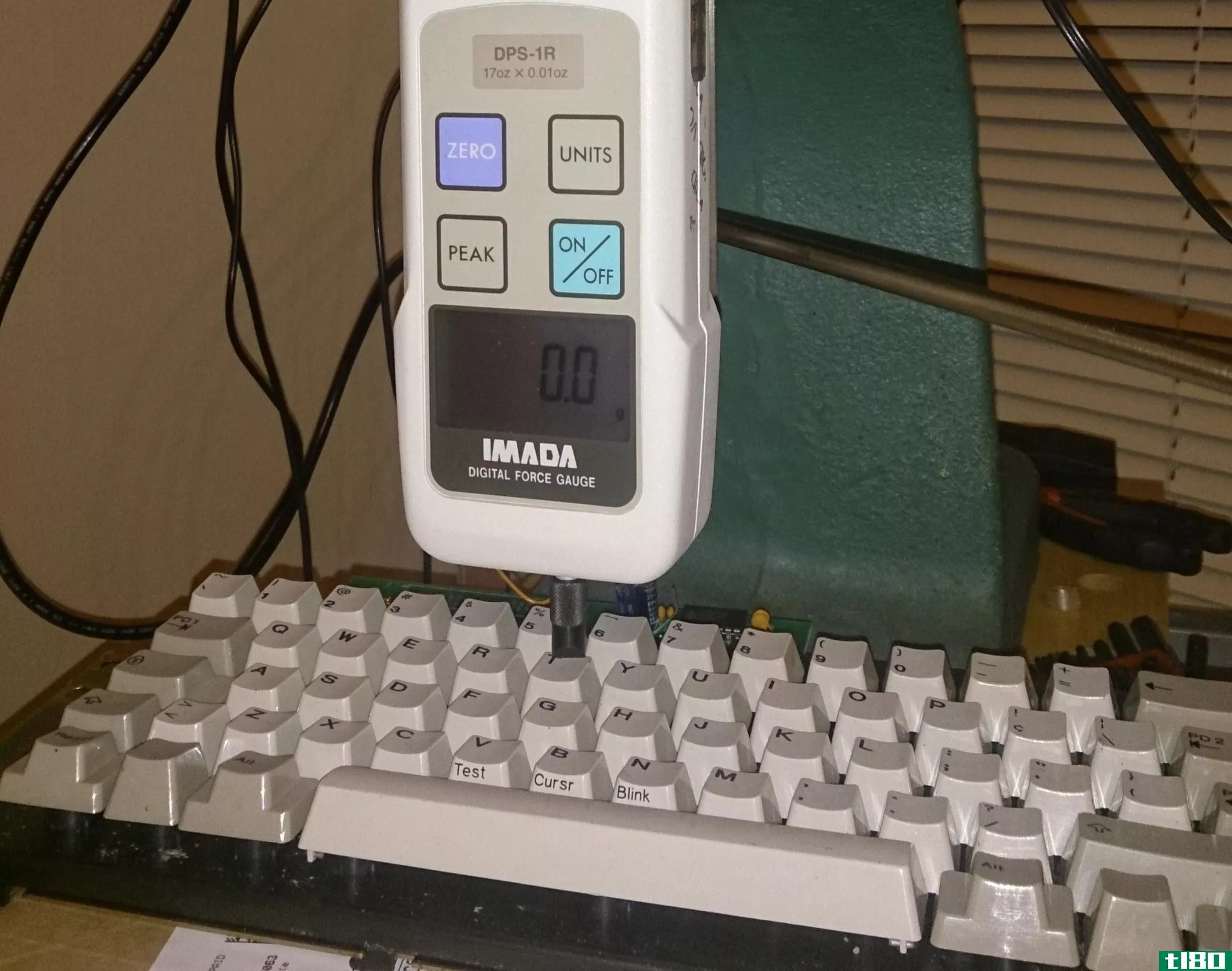 有人花了四年多的时间和1000美元建造了一台完美的键盘点击测试机