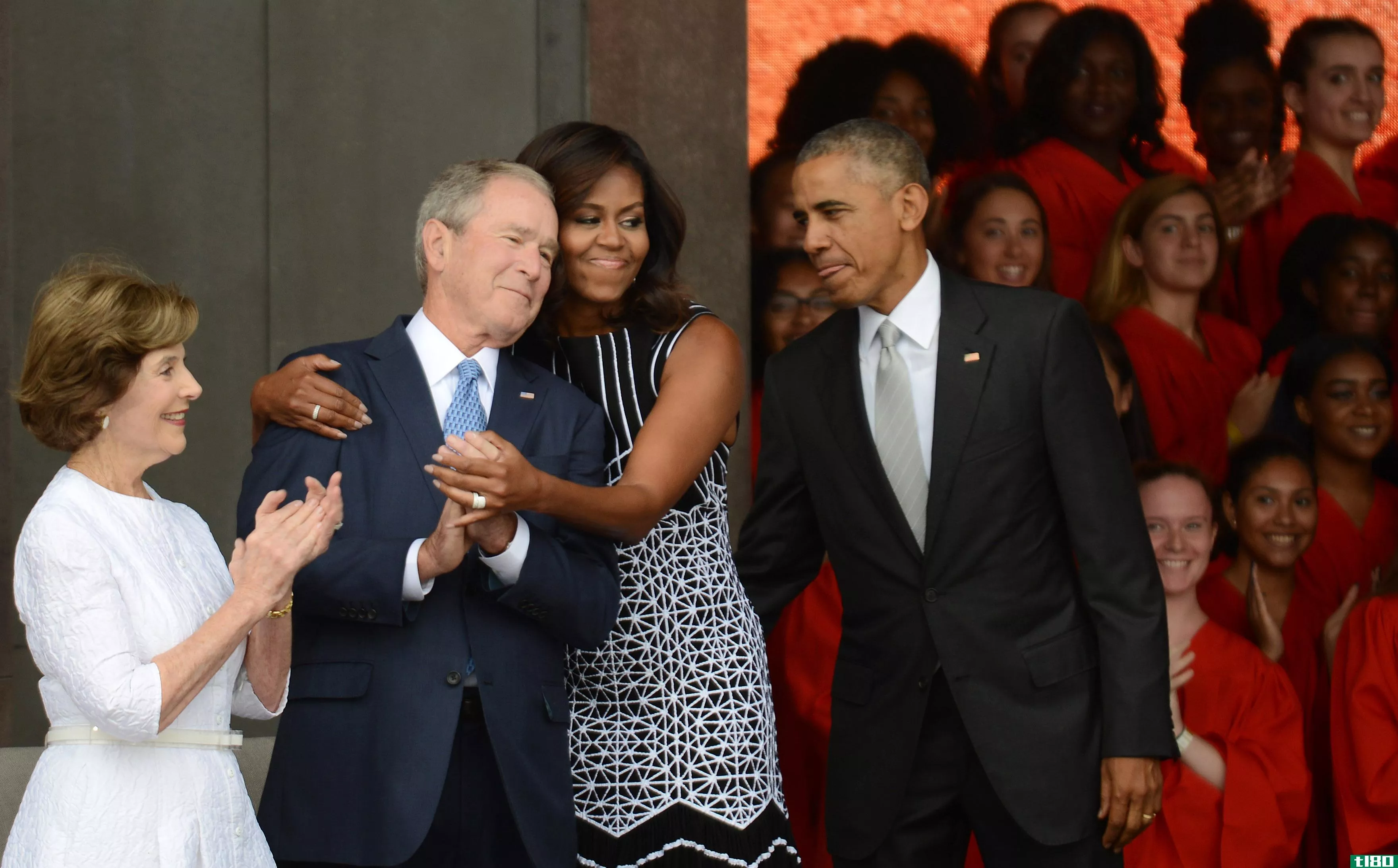 为什么奥巴马总统要帮助乔治w。布什拍照引起了这样的共鸣