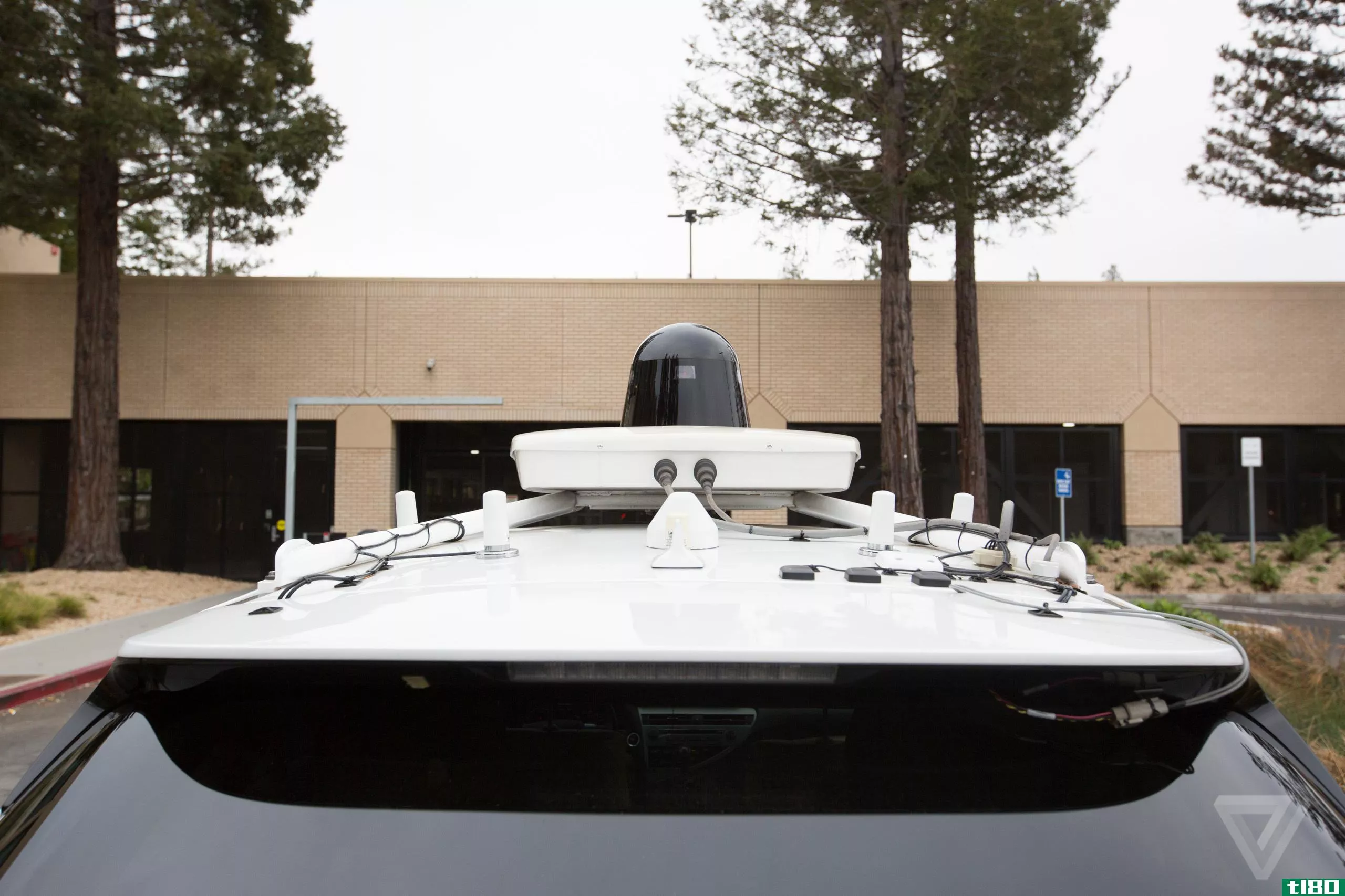 谷歌首款自动驾驶克莱斯勒pacifica面包车的图片浮出水面
