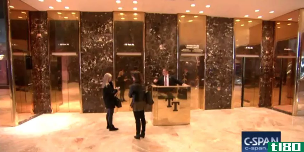 c-span正在直播特朗普大厦的金色电梯