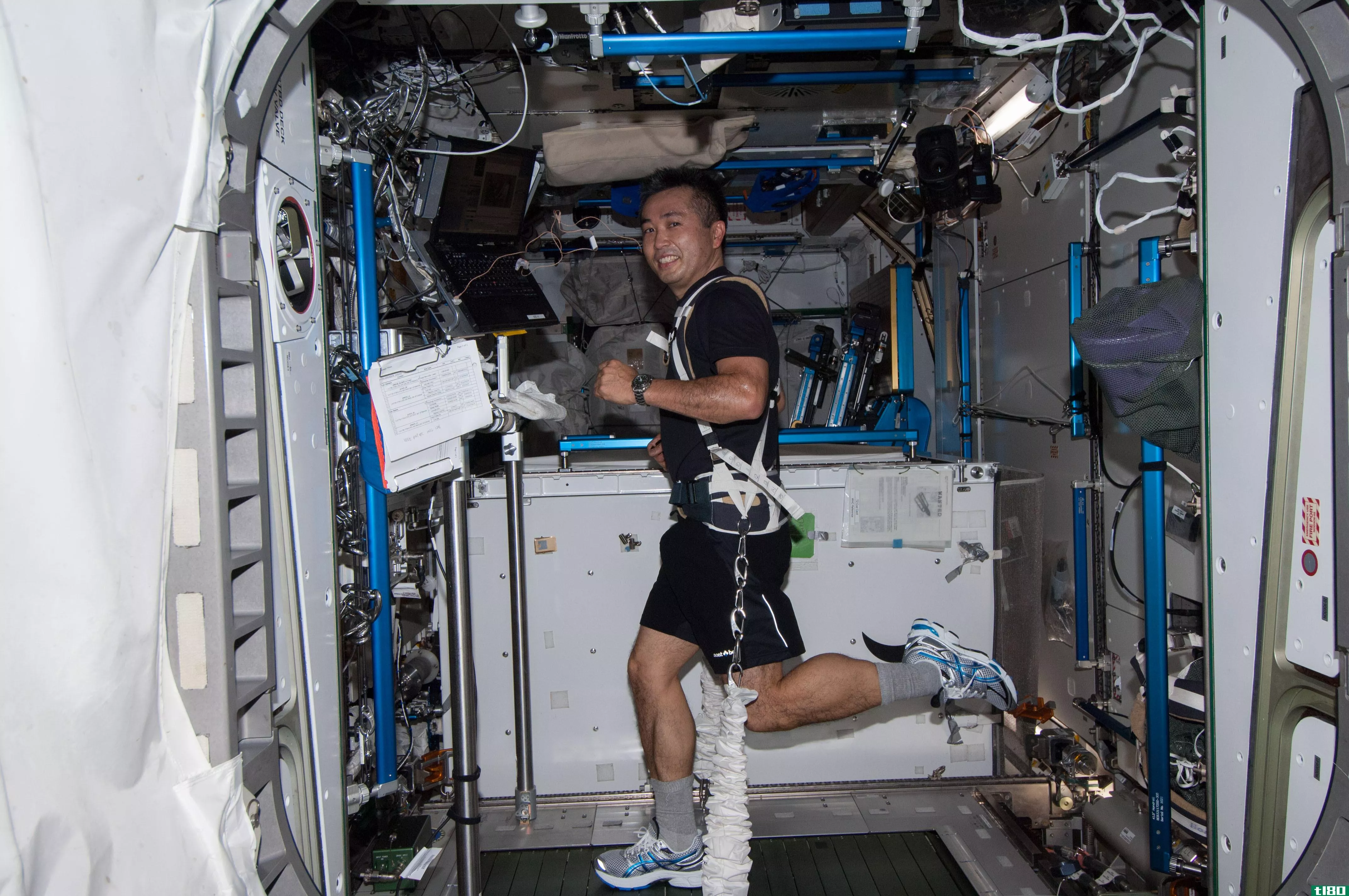 宇航员长时间呆在太空后，脊椎肌肉会收缩和衰弱