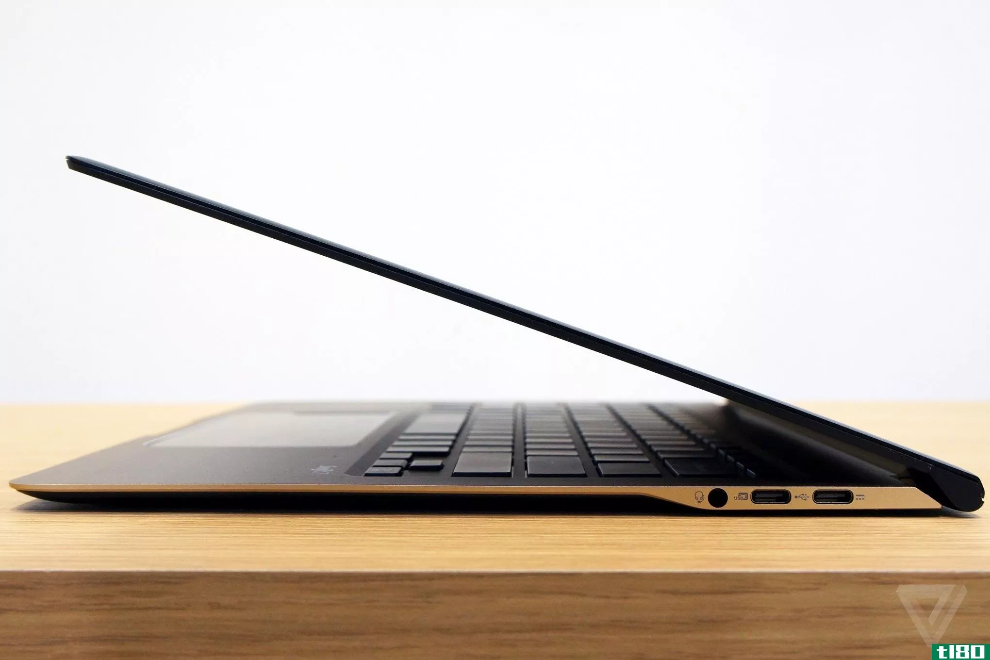 宏碁的swift7是第一款厚度小于1厘米的笔记本电脑