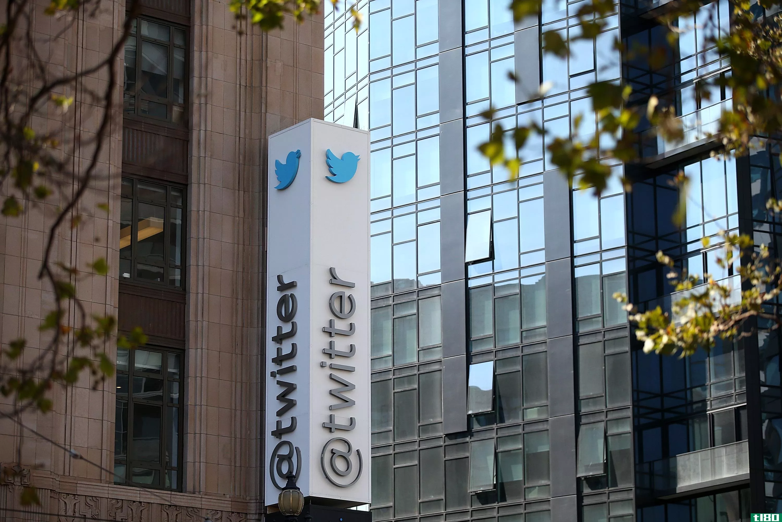 据报道，twitter正在与谷歌、salesforce洽谈潜在的销售