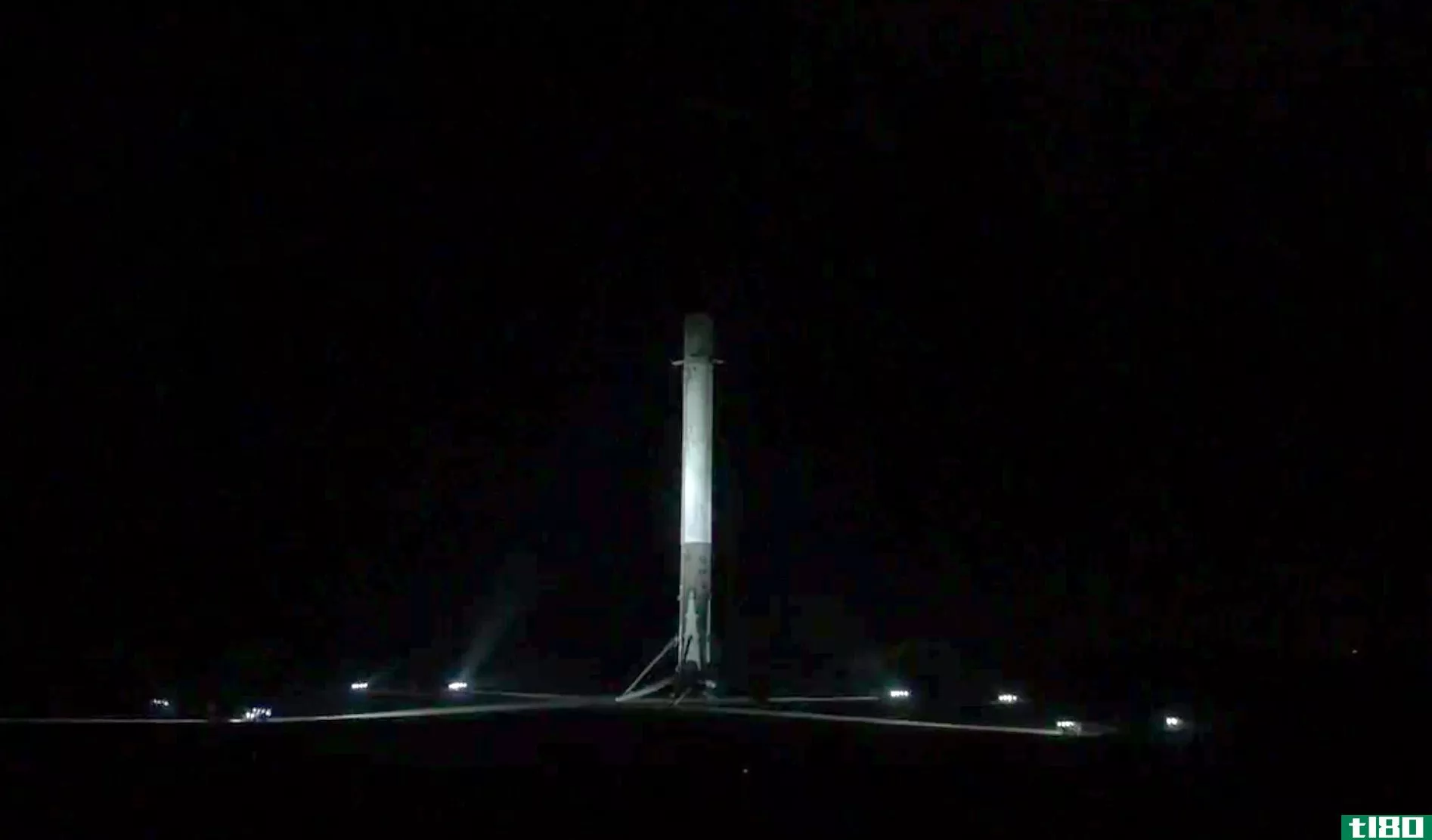 spacex第二次成功地将猎鹰9号火箭降落在固体地面上