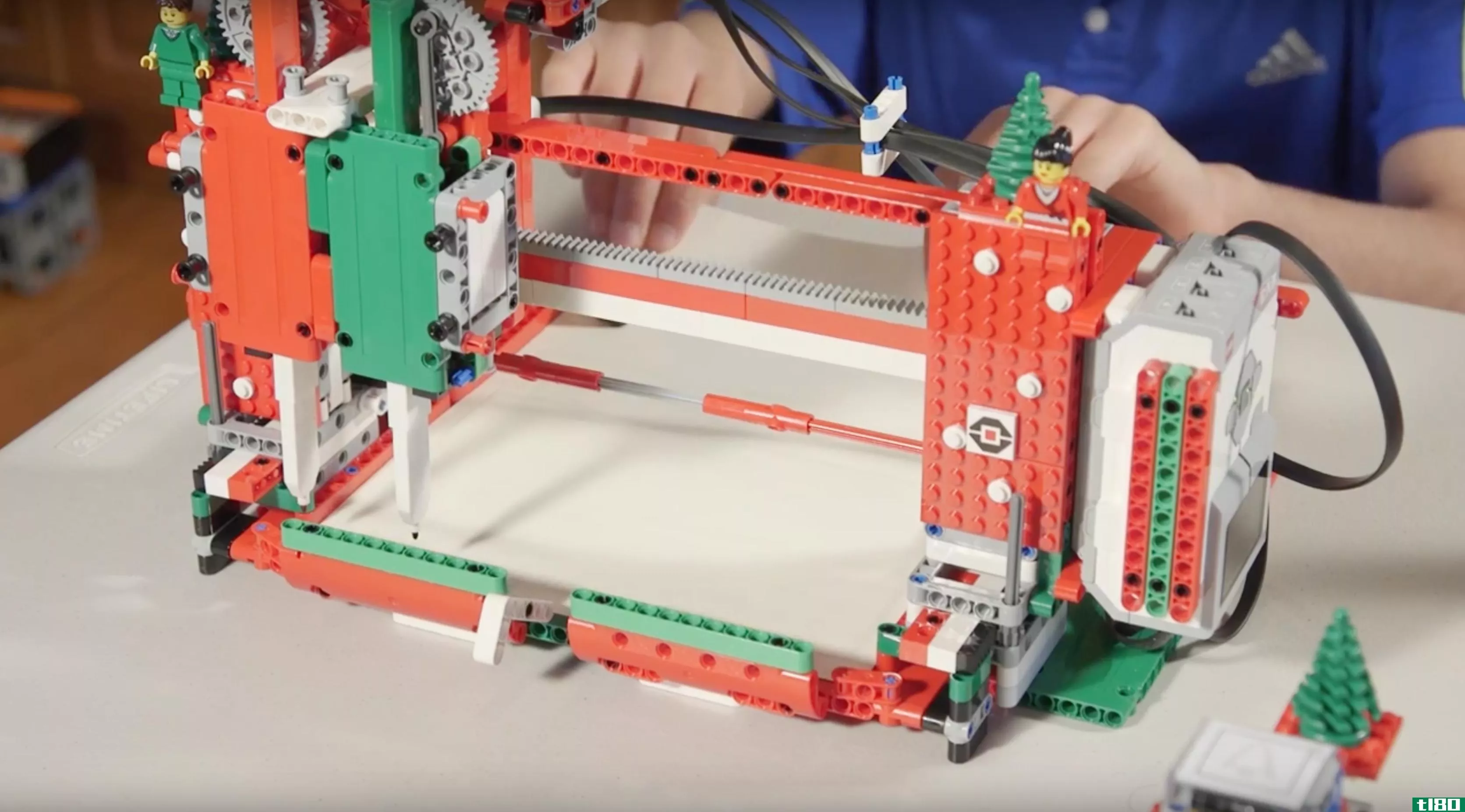 两个十几岁的孩子建造了这个乐高机器人来为他们签圣诞卡