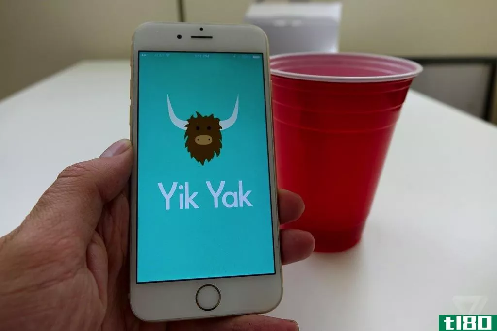 yik yak通过状态信息和附近用户的反馈完成了一个远离匿名的轴心