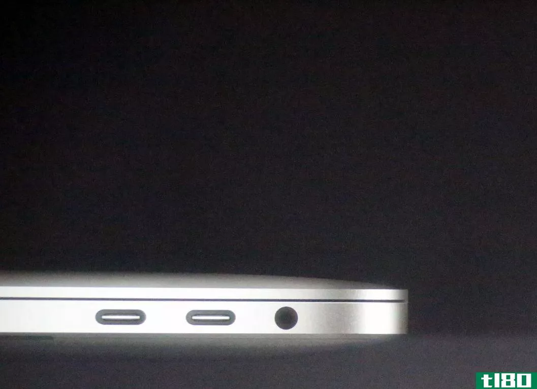 苹果新的MacBookPro有一个耳机插孔