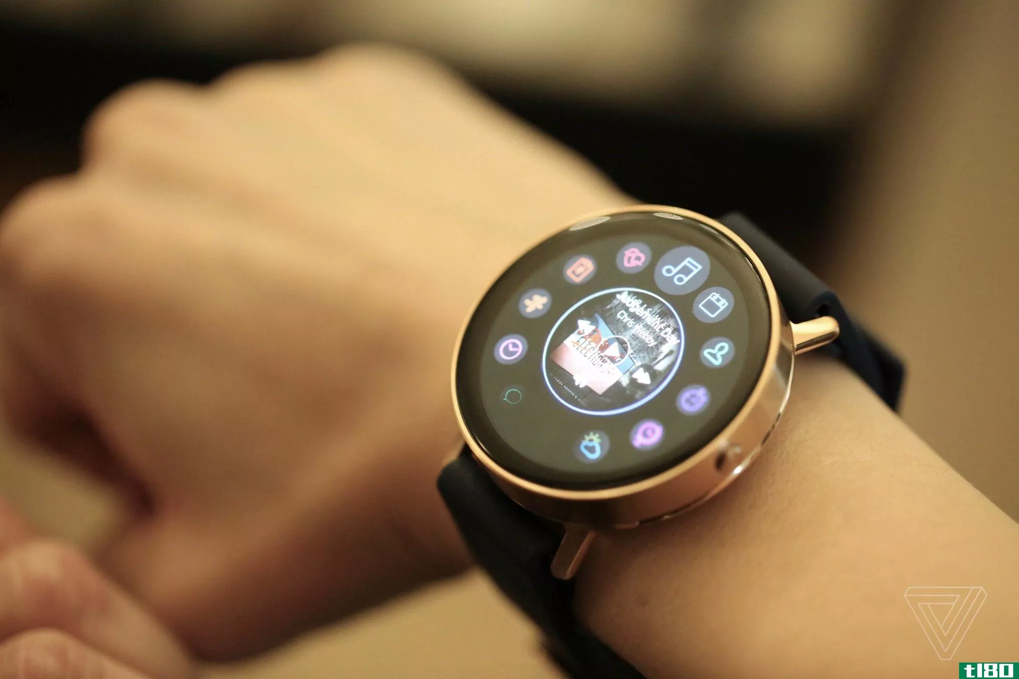 misfit制造了首款触摸屏智能手表，名为vapor