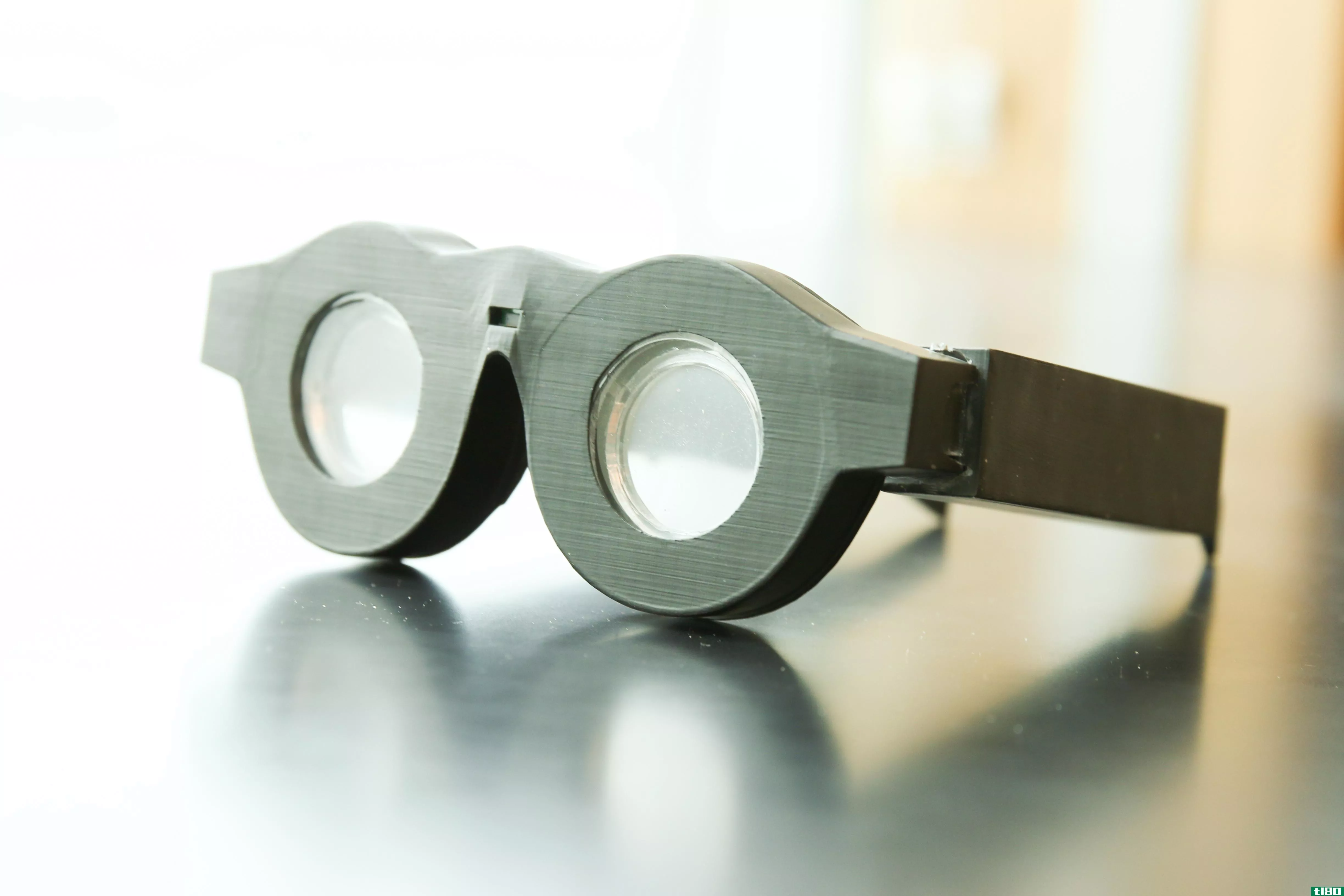 这些智能眼镜会自动聚焦在你所看到的东西上