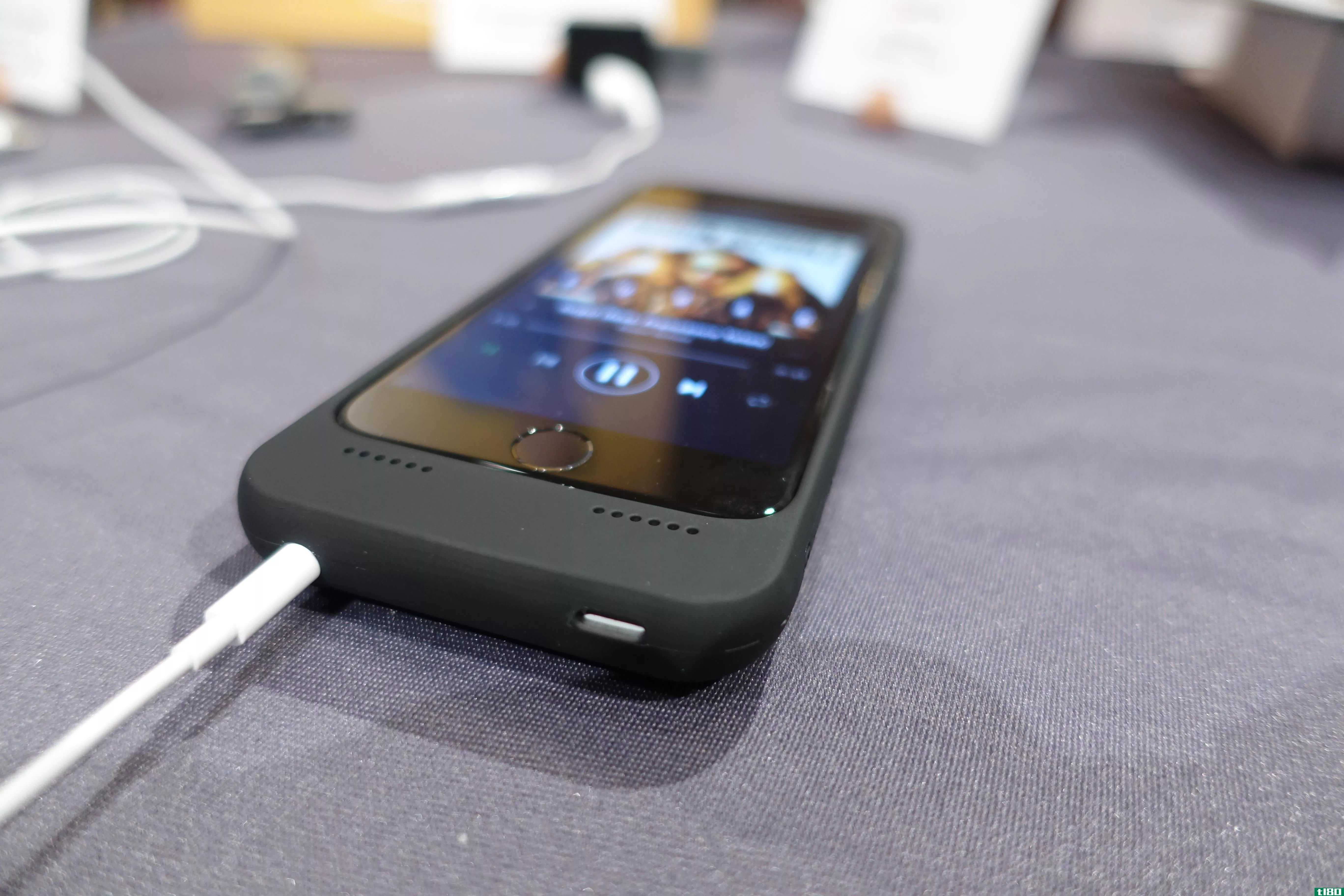 格里芬的备用手机壳有一个备用电池和一个3.5毫米的耳机插孔