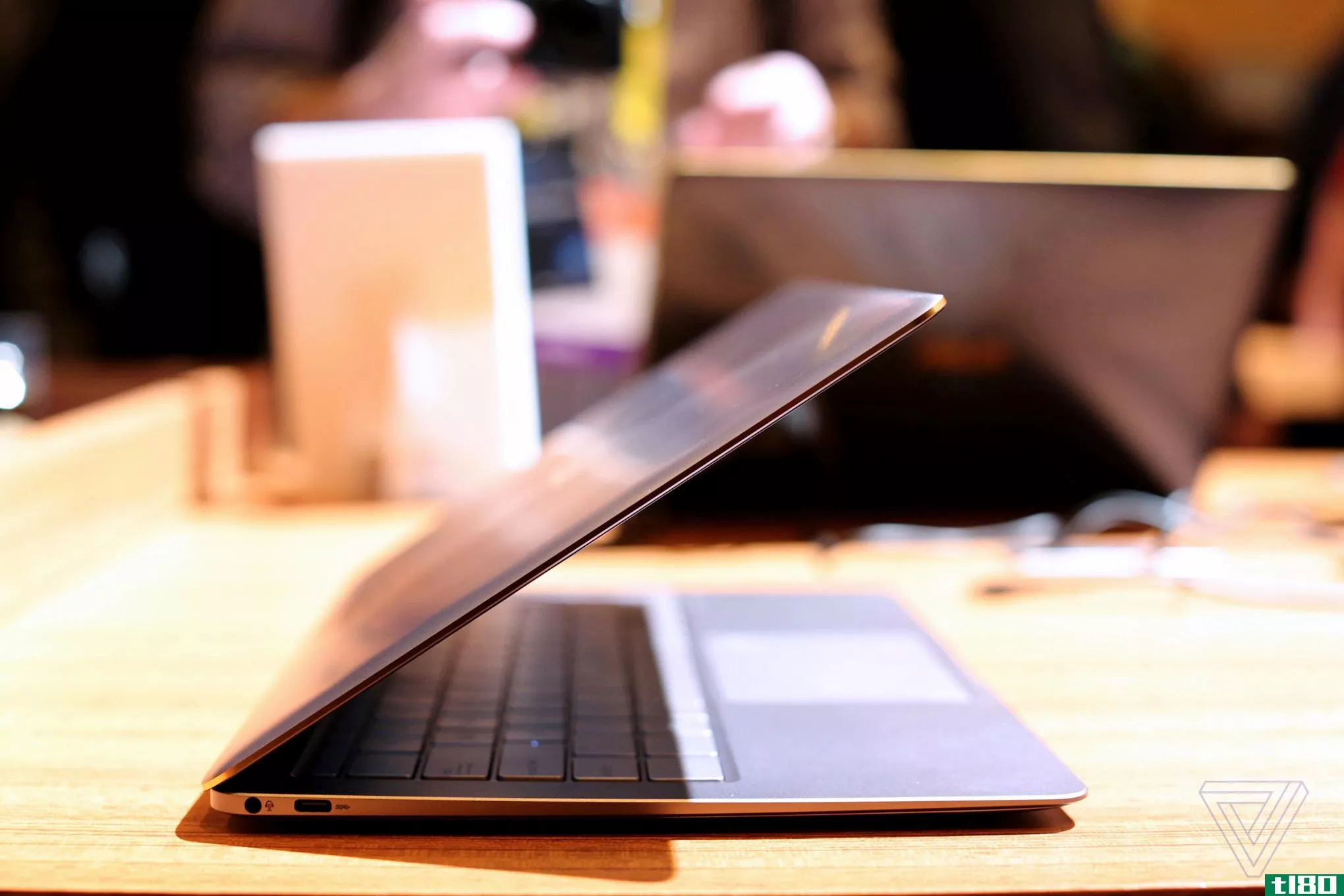 华硕的Zenbook3Deluxe采用了MacBookPro更大的显示屏和更多的usb-c端口