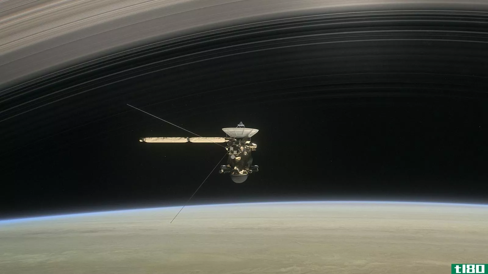 美国宇航局的卡西尼号飞船成功地在土星和土星环之间飞行