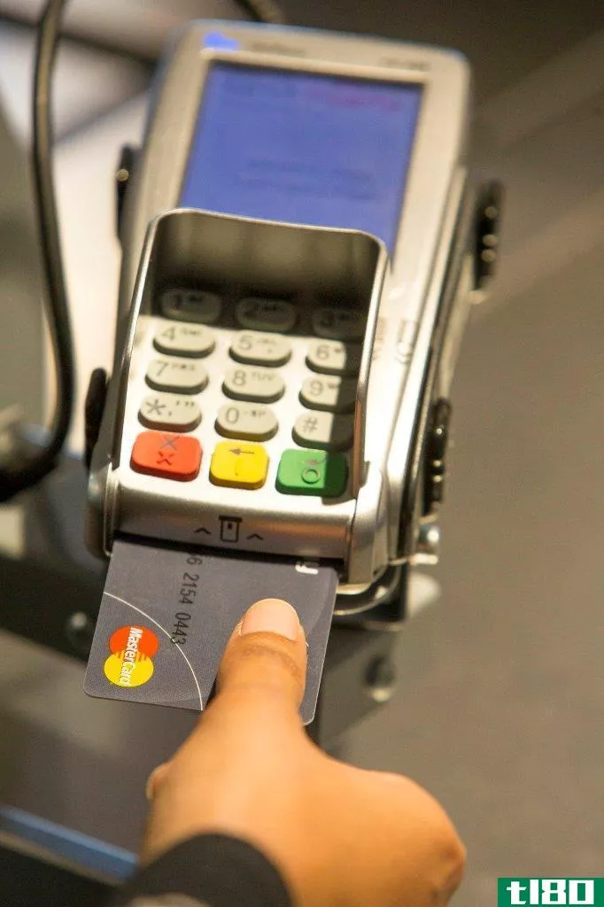 万事达的新信用卡有一个内置的指纹扫描仪