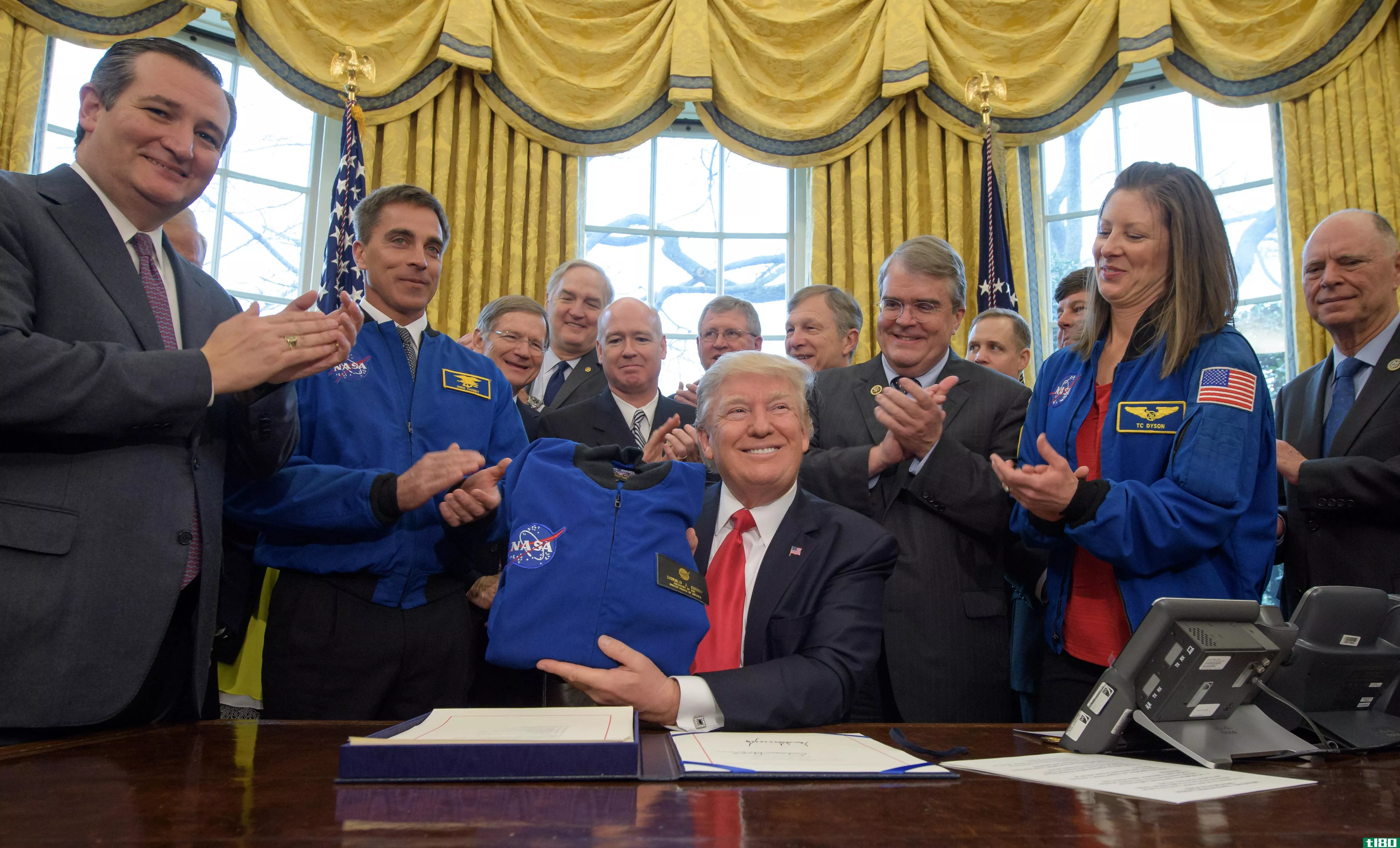 特朗普在签署美国航天局法案时炒作私人航天产业