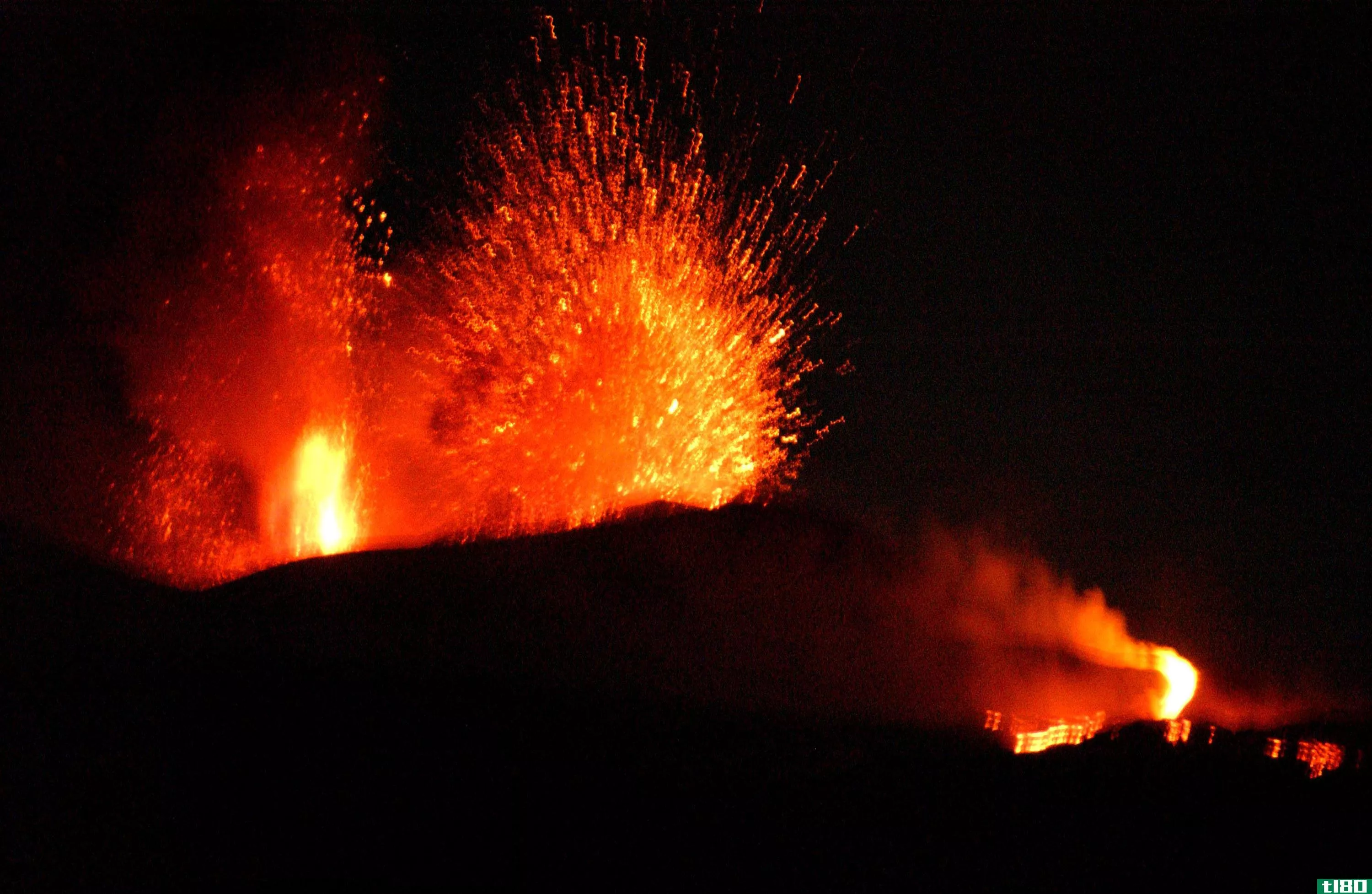 bbc工作人员拍摄到可怕的火山爆炸