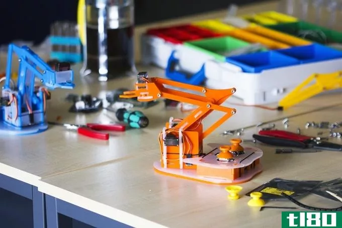 用这个kickstarter工具包构建你自己的树莓pi控制机器人手臂