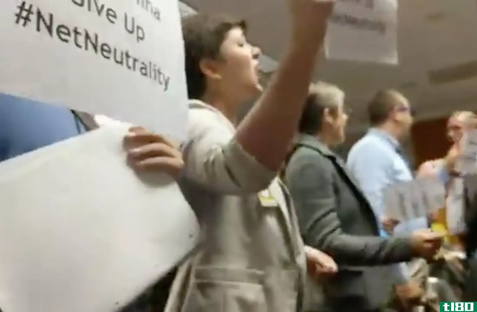 网络中立抗议者刚刚召开了联邦通信委员会的月度会议