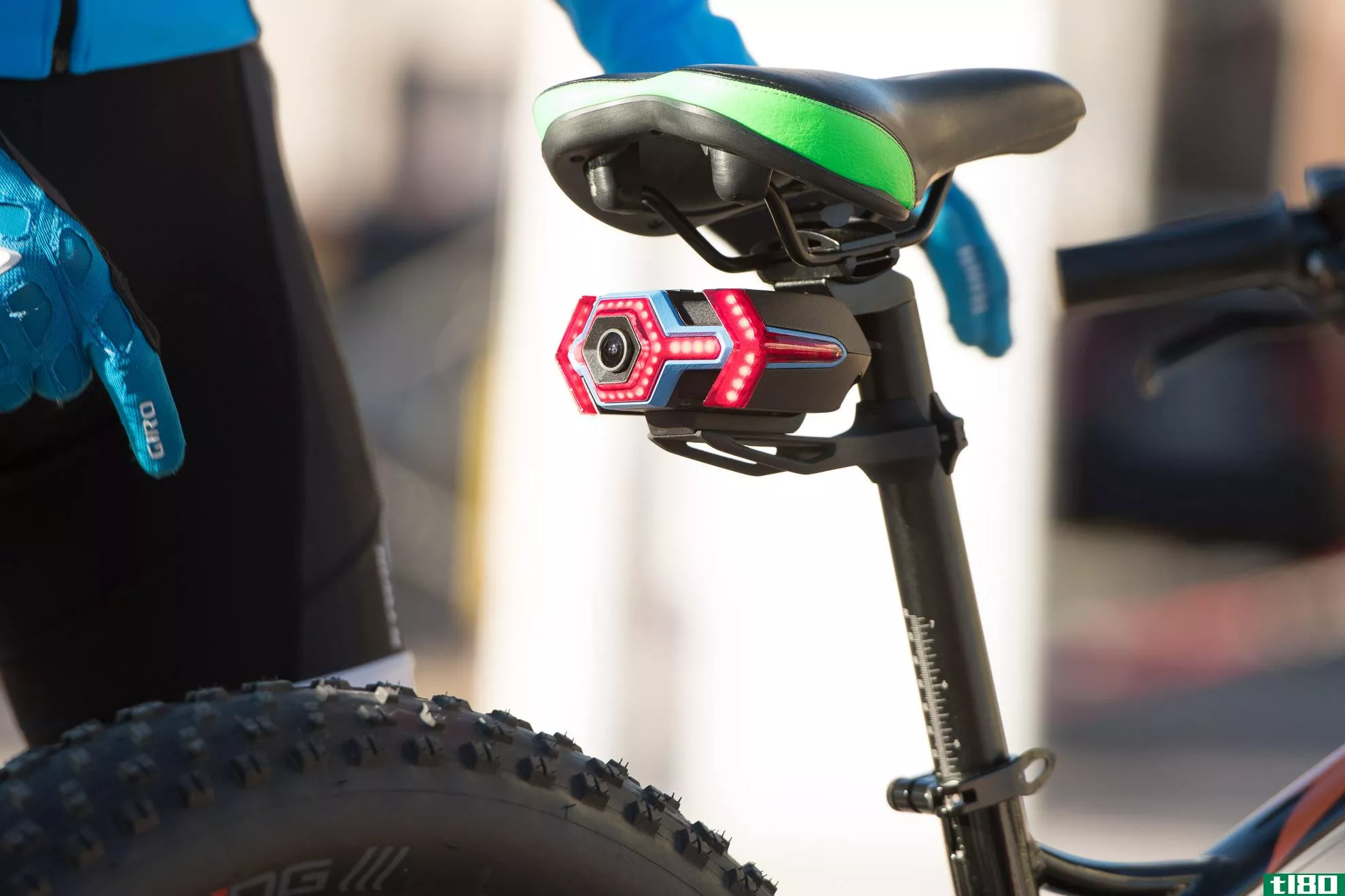 hexagon是一款自行车摄像头，可以将你的智能手机变成后视镜