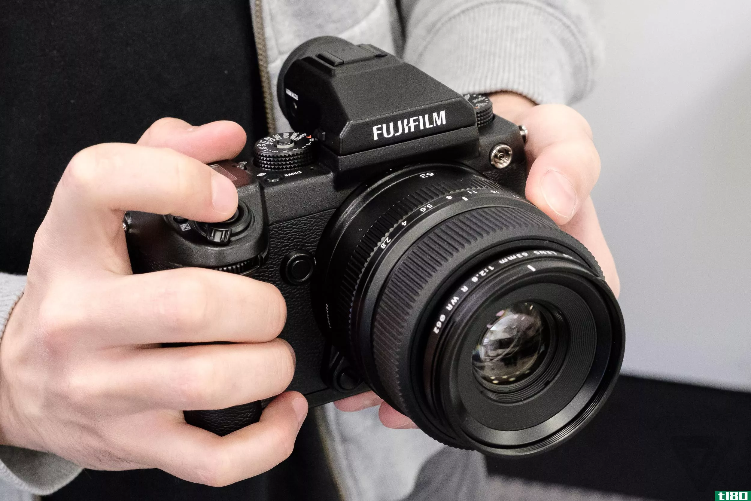 富士胶片公司的首款中格式无镜相机将于下月上市