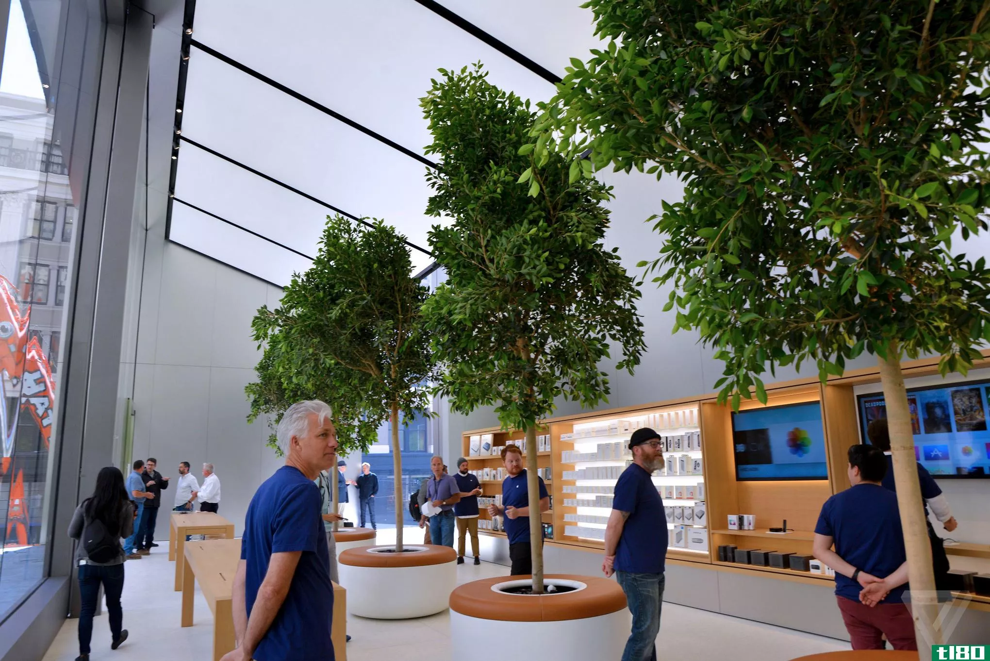 苹果15年来首次重新设计其最大的商店