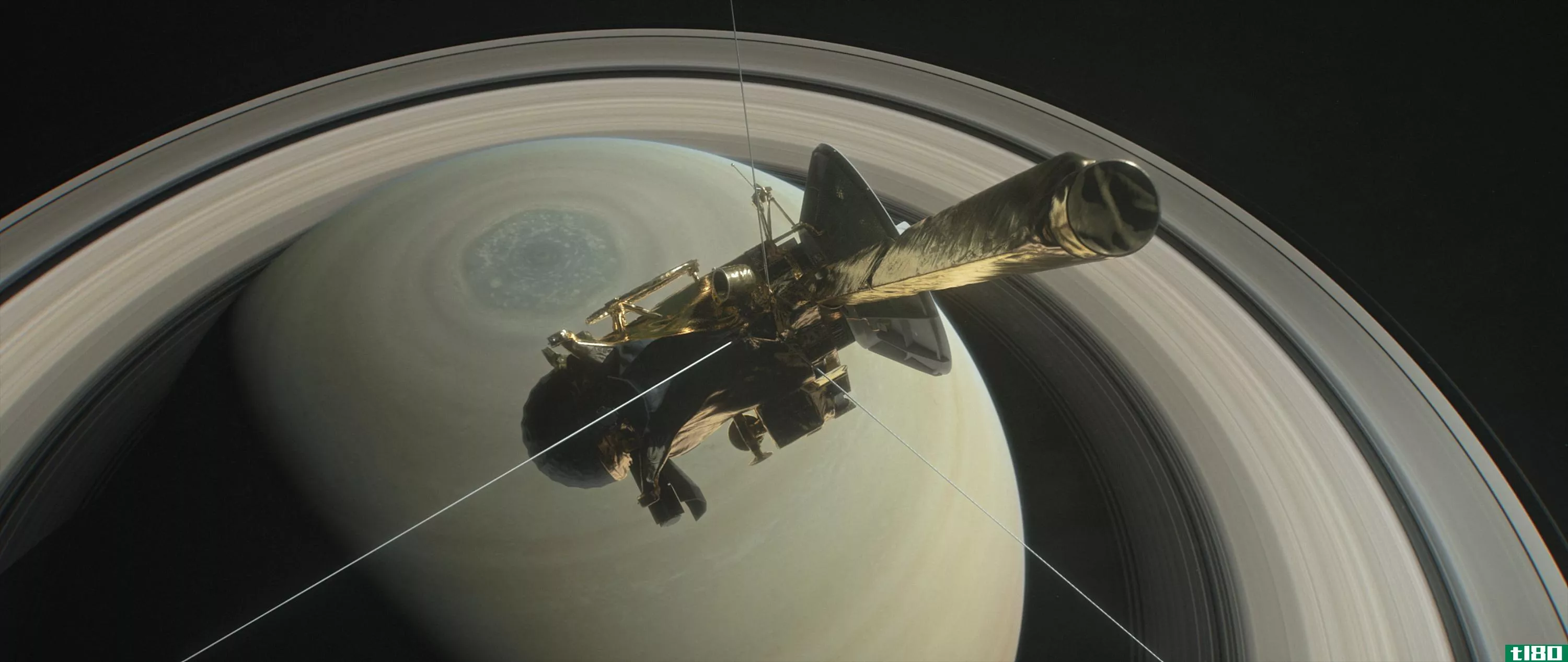 美国国家航空航天局的卡西尼号宇宙飞船即将在土星和土星环之间俯冲——然后盘旋进入土星