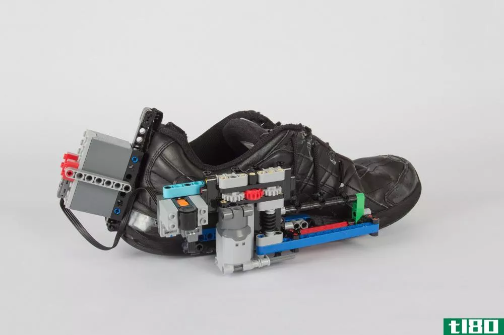 什么更酷：耐克的自动系带鞋还是diy自动系带乐高鞋？