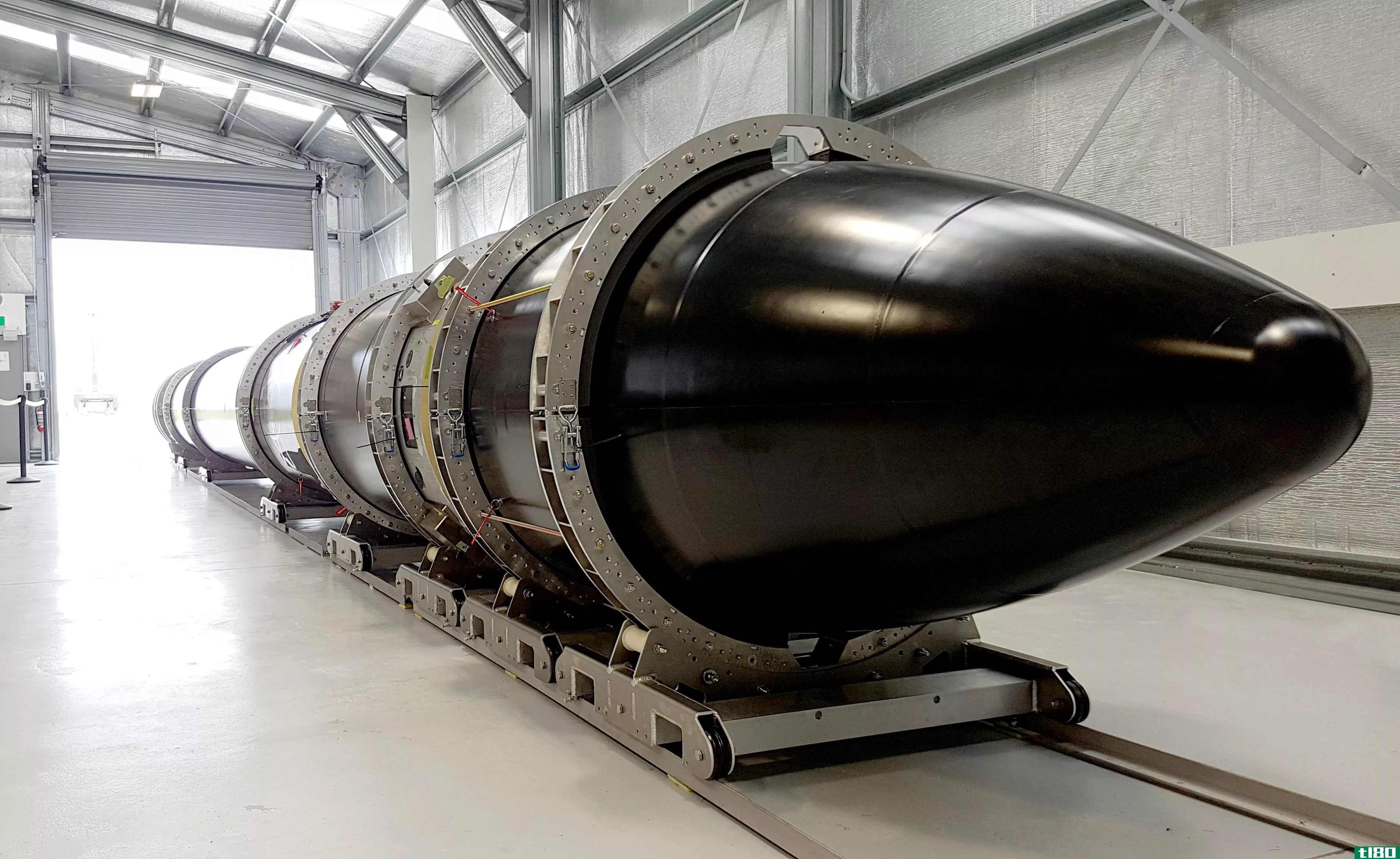 火箭实验室的实验火箭抵达新西兰发射台进行首次飞行