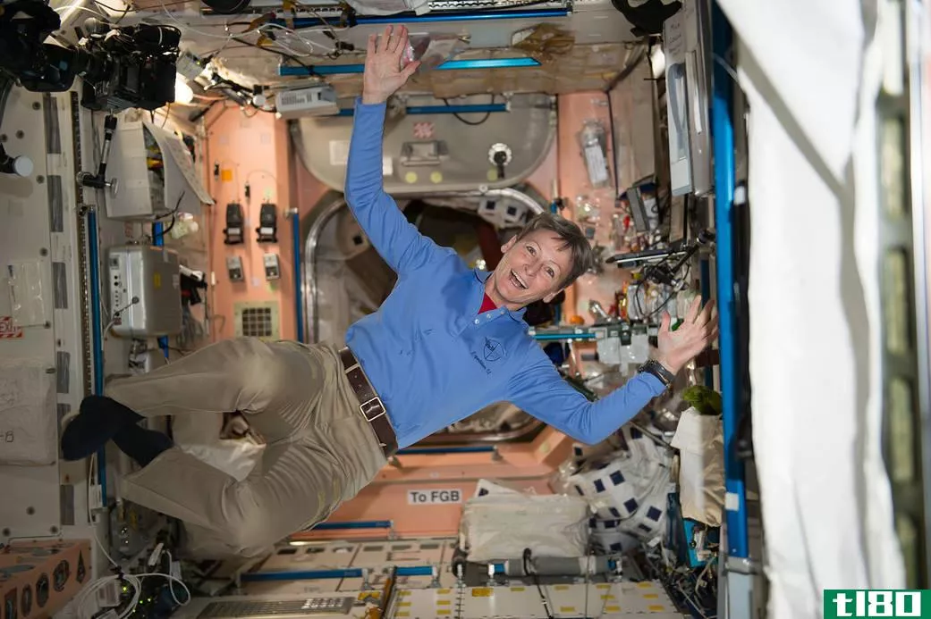 创纪录的宇航员佩吉·惠特森将在空间站多待三个月