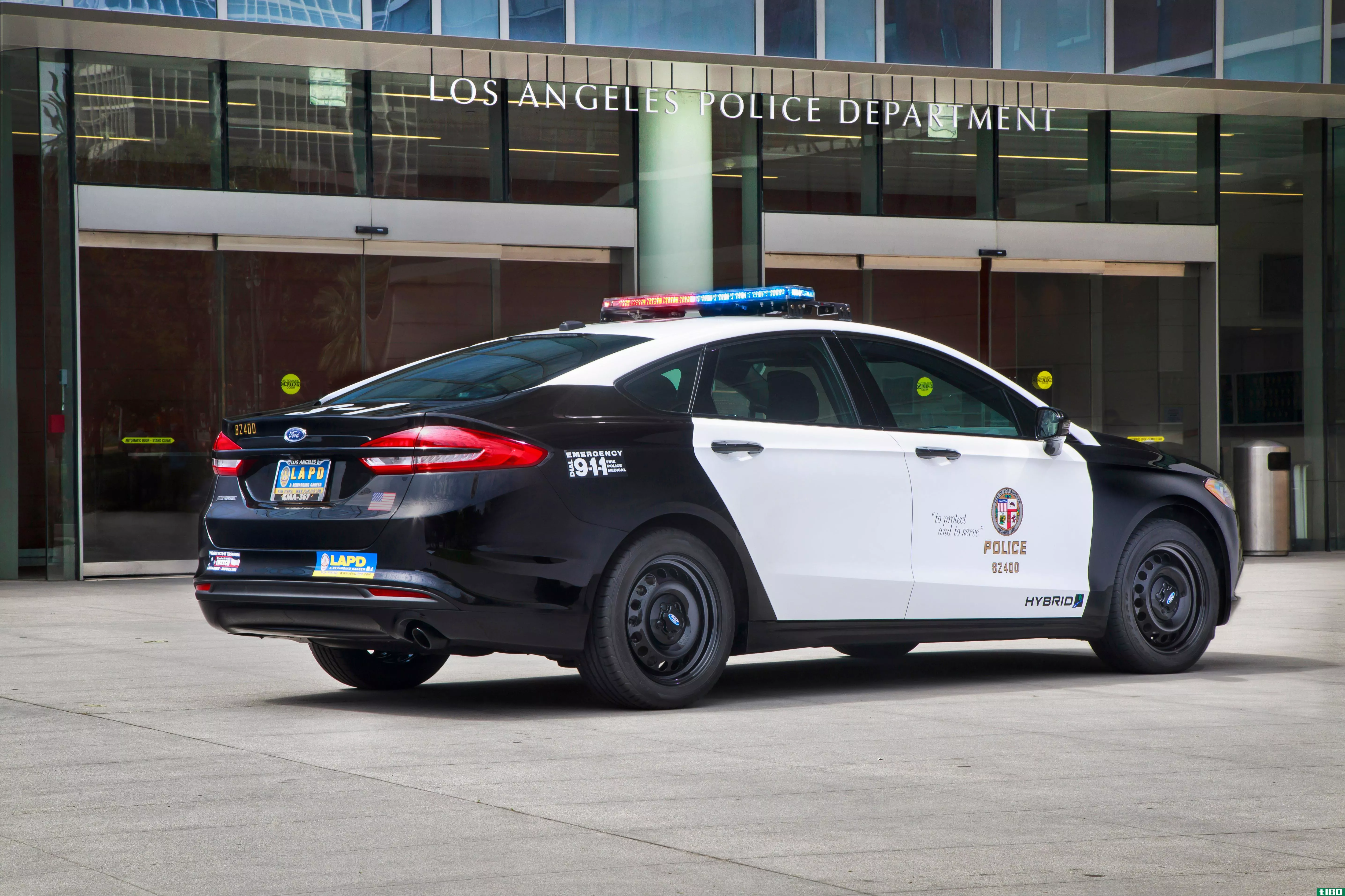 福特公司制造了一辆混合动力警车，专门用来应付严惩的追捕