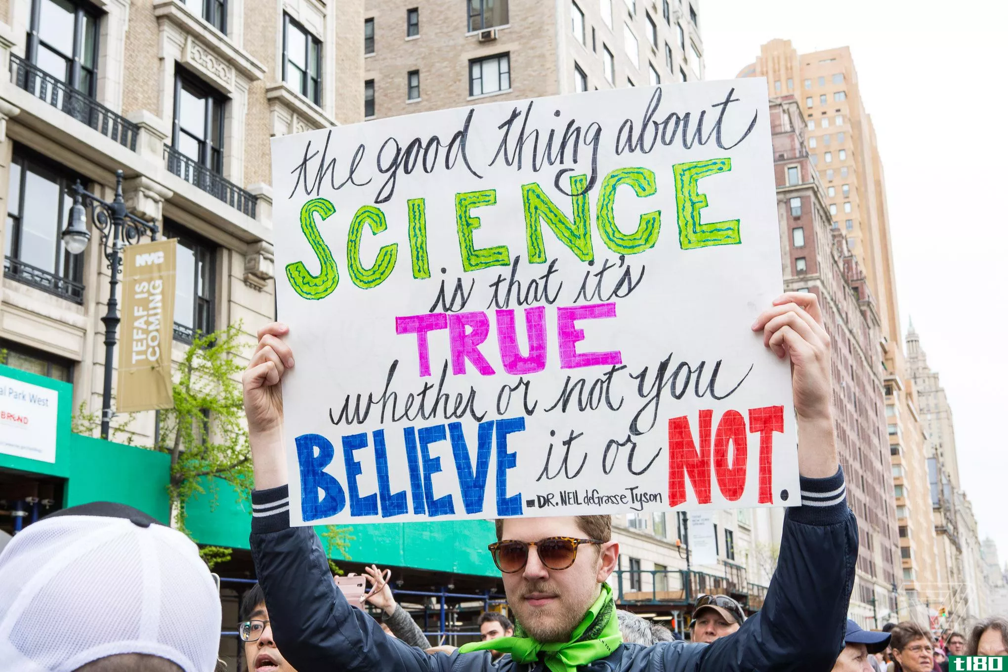 以下是我们最喜欢的纽约科学游行的标志