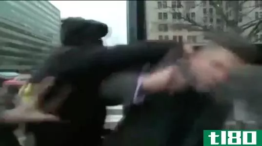 右翼极端分子理查德·斯宾塞挨了一拳，但正是模因挫伤了他的自尊