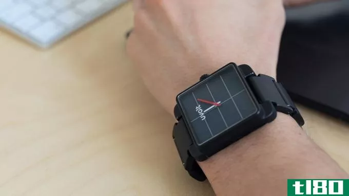 uvolt是一款非常聪明的手表，可以作为备用电池组使用