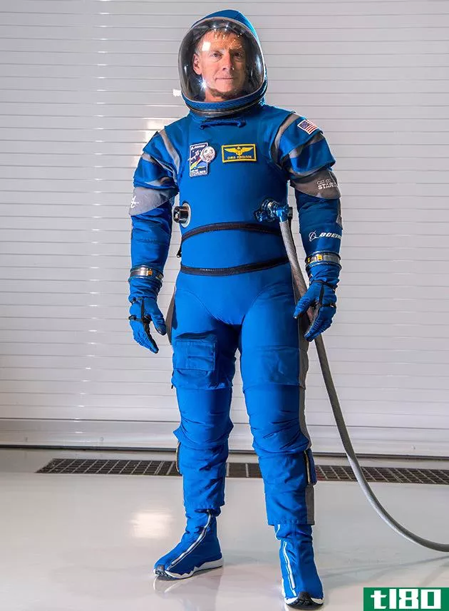 这是宇航员前往国际空间站途中将穿的亮蓝色波音宇航服