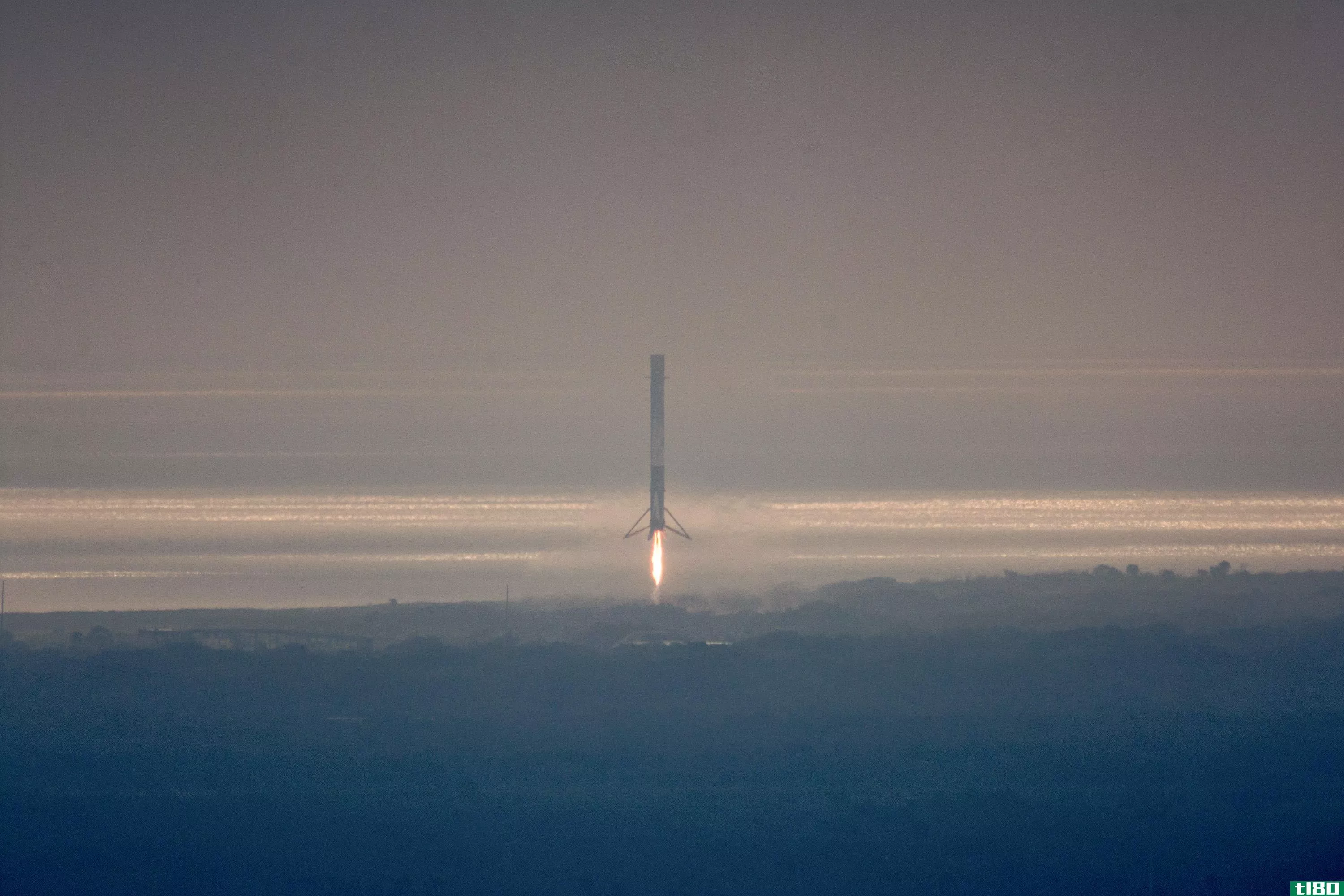 spacex成功地将其第三枚“猎鹰9”火箭降落在固体地面上
