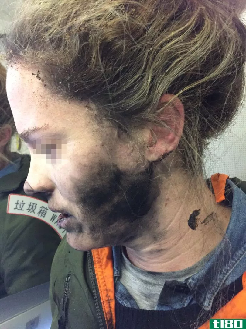 一个睡在飞机上的女人被爆炸的耳机烧死了