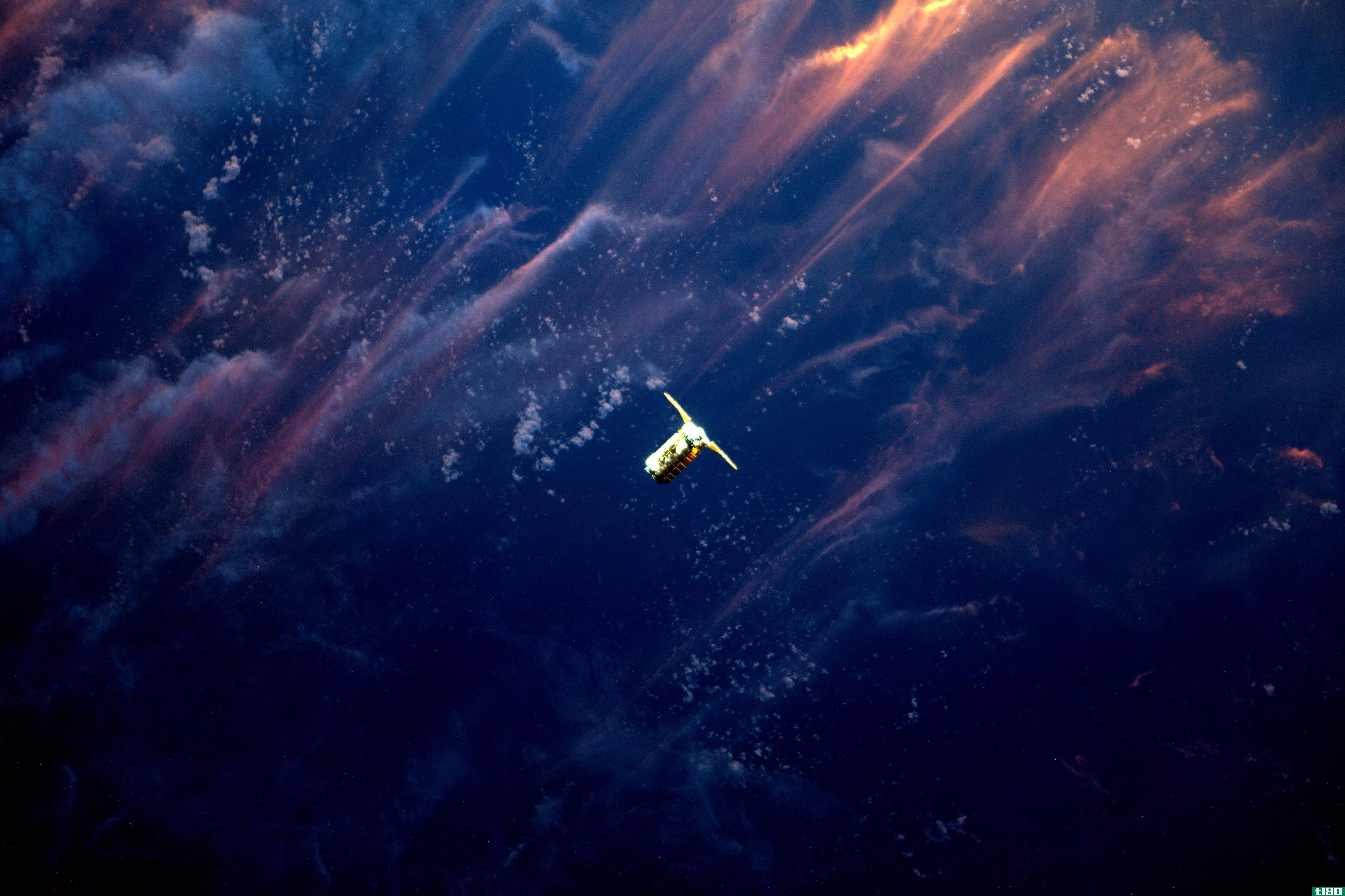 这张令人叹为观止的宇宙飞船日落照片是一个完美时机的好例子