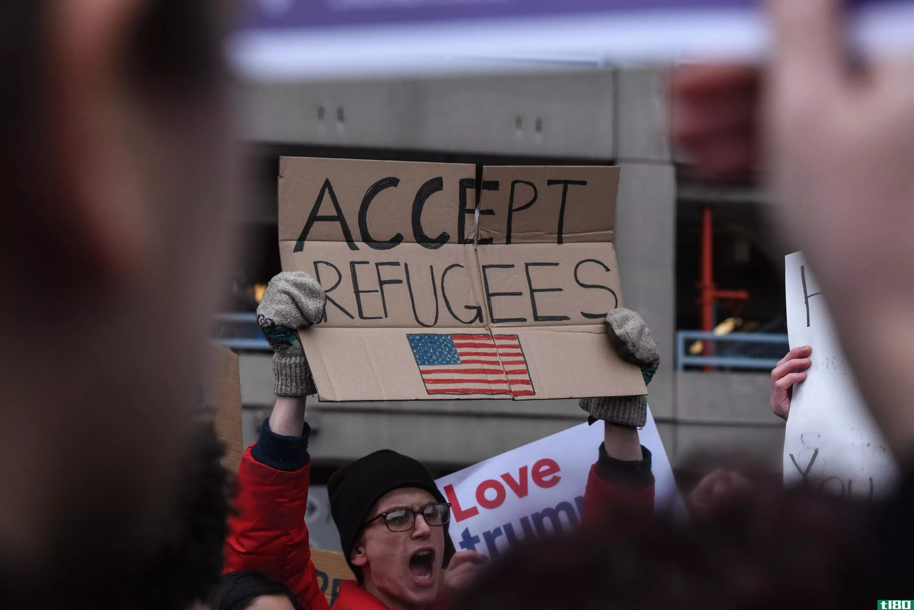 美国各地机场正在组织针对特朗普移民令的大规模抗议活动