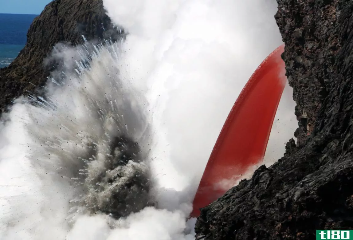 夏威夷火山刚刚坍塌，火山喷发出壮观的火山喷发带