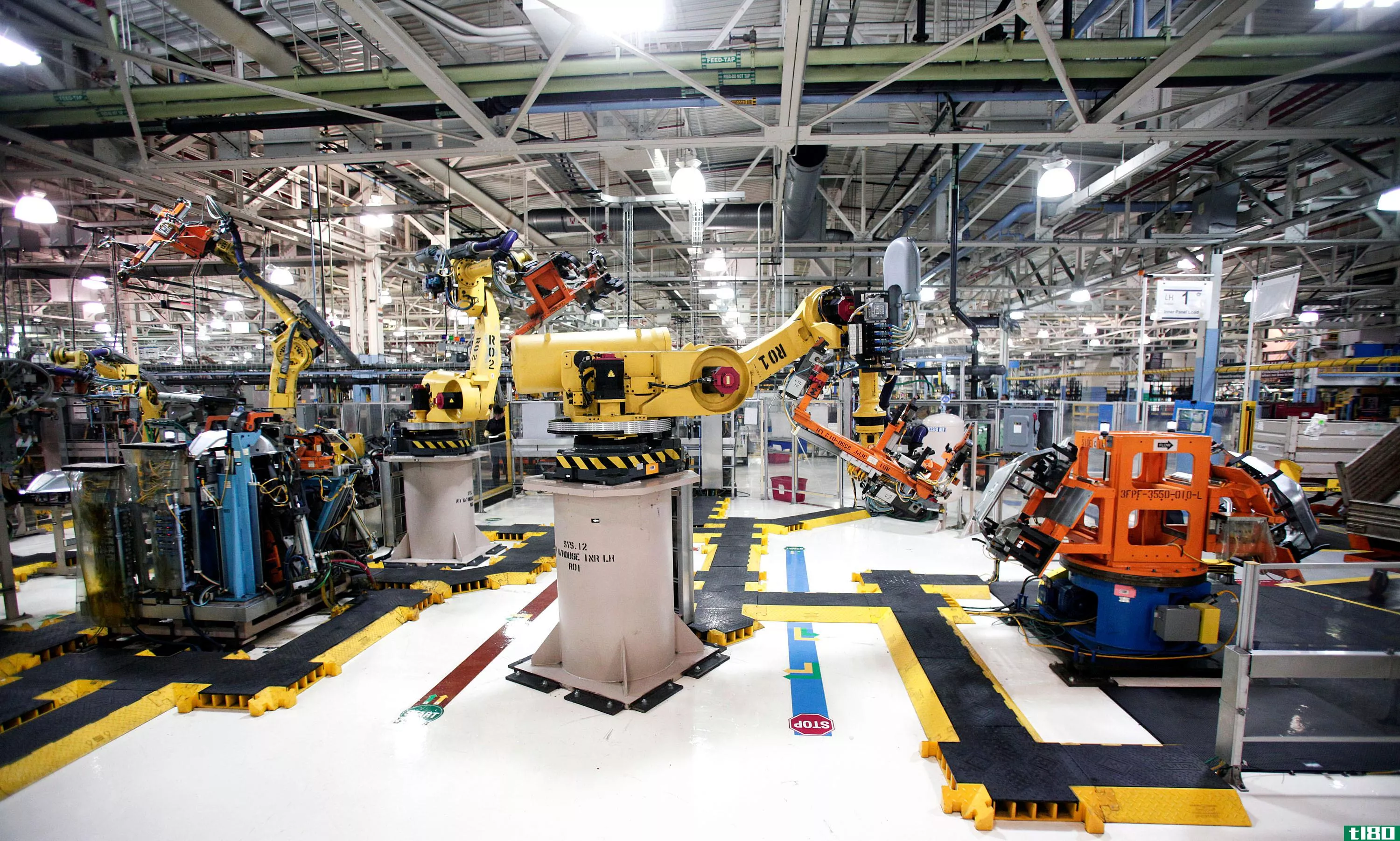 一项新的研究表明，机器人确实会毁掉工作，降低工资