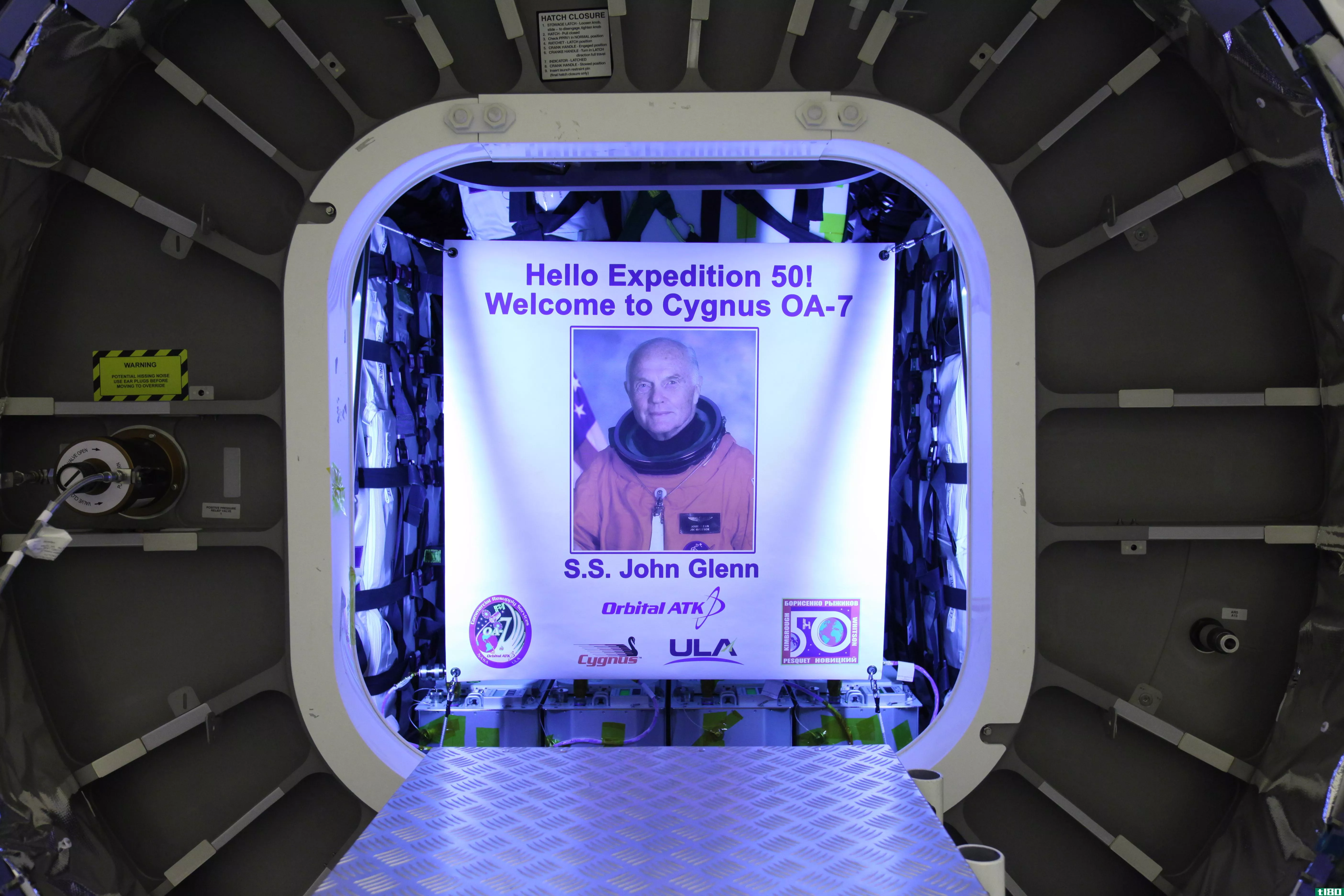 今天早上，观看一枚阿特拉斯v型火箭把一个纪念约翰·格伦的货舱送到空间站