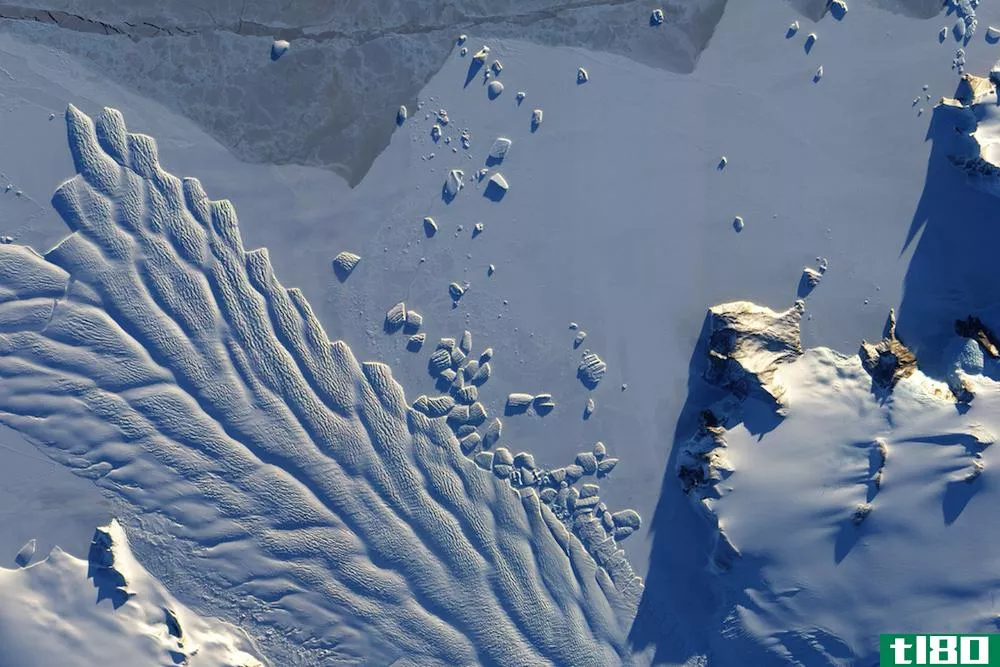 冰裂缝迫使英国南极考察队移动基地