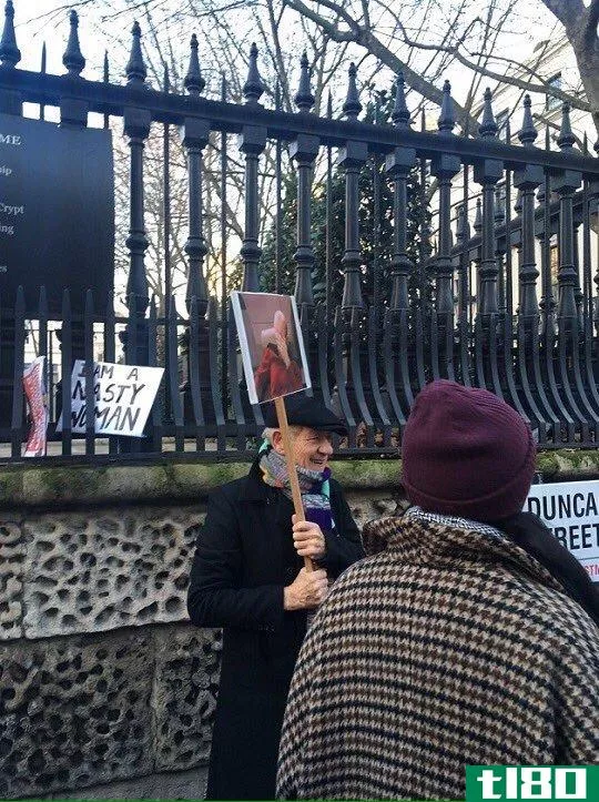伊恩·麦凯伦为伦敦女子游行带来了一个合适的标志